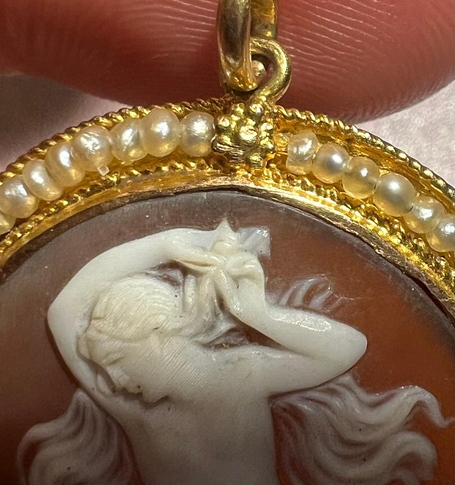 Anhänger Kamee Muschel Entourage 18 Karat Gold und feine Perlen (Art nouveau) im Angebot