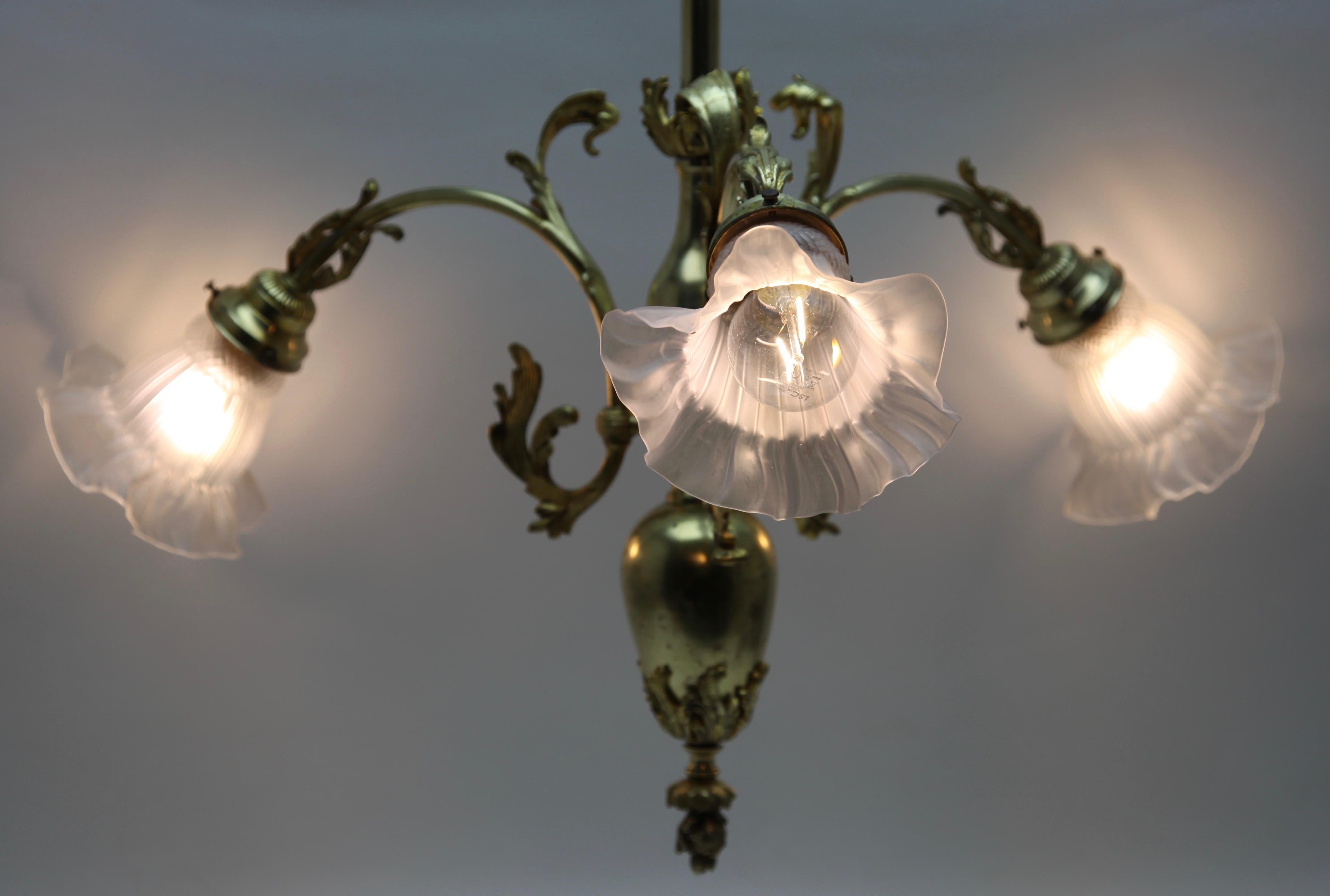 Lampadario a pendente in ottone massiccio lucidato con archi di alberi, fine del XIX secolo in vendita 11