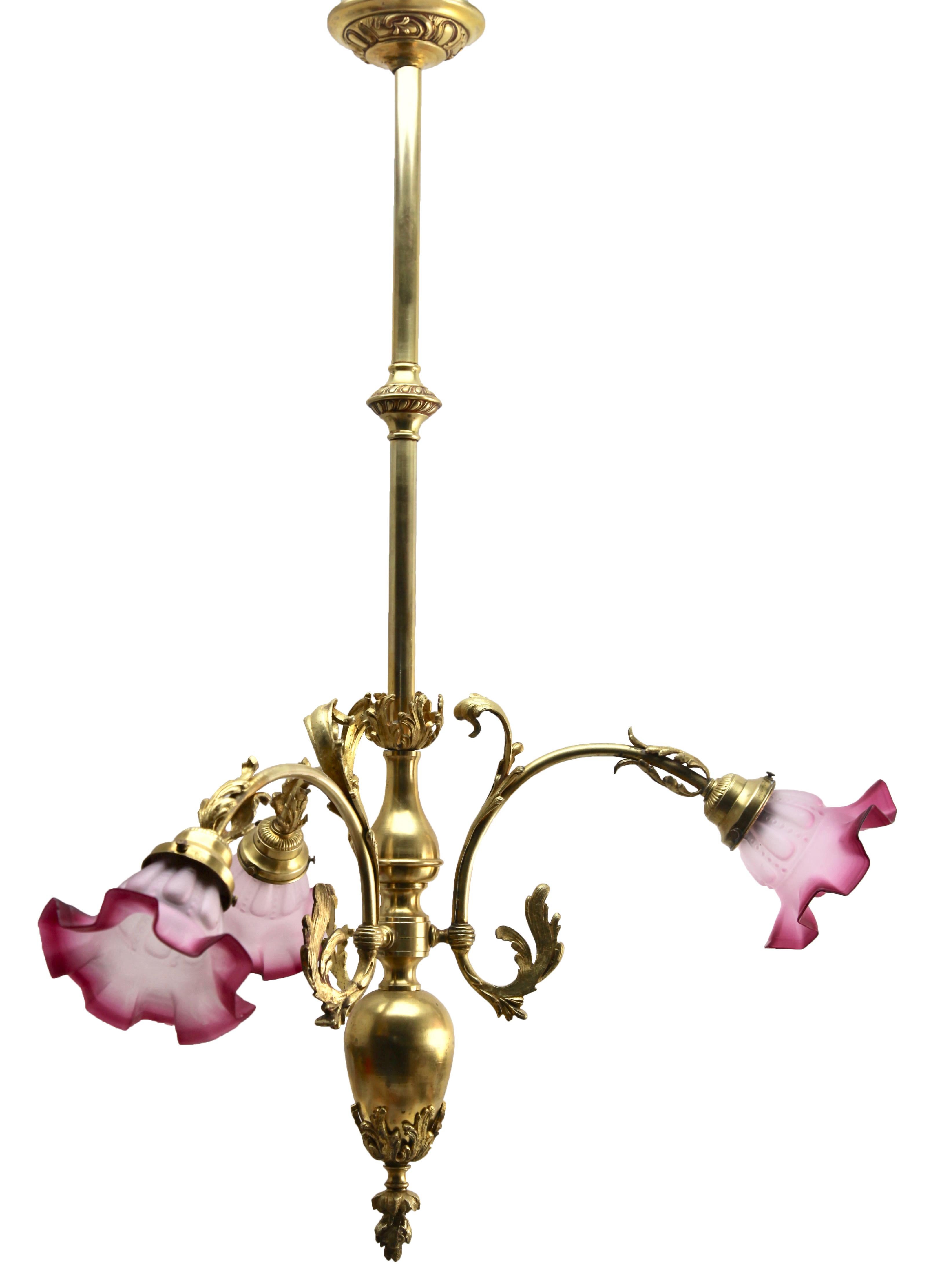 This classically designed period chandelier is made of solid brass, recently cleaned and polished so that it in excellent condition and in full working order having also
been re-wired and provided with new fittings E27
There are 3 models of shades
