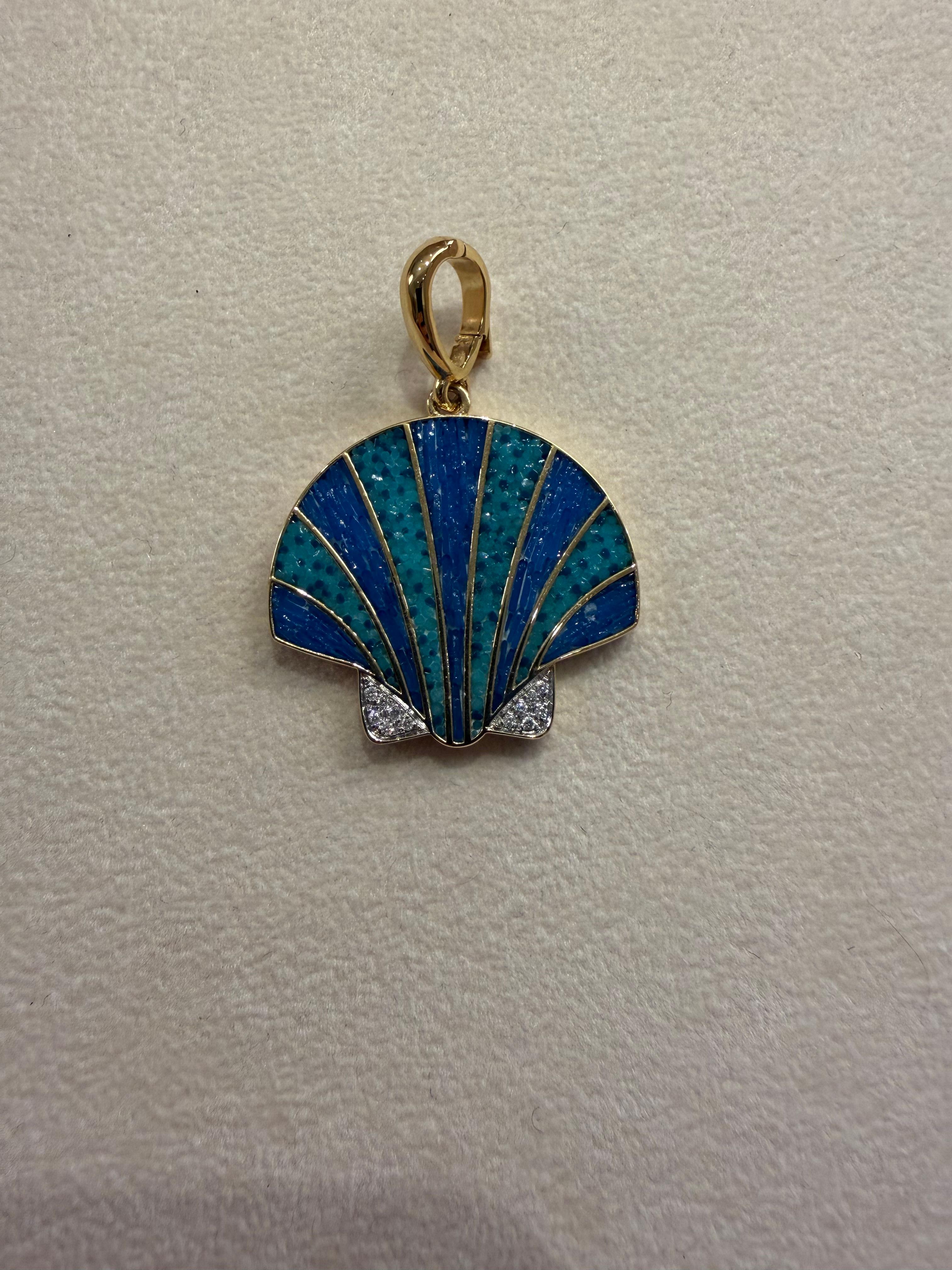 Gli artisti del micro-mosaico intrecciano minuscole bacchette di smalto veneziano ottenute dalla fusione ad alta temperatura di nove colori di base con polvere di diamante, realizzando infinite combinazioni di toni e sfumature. Le aste vengono poi