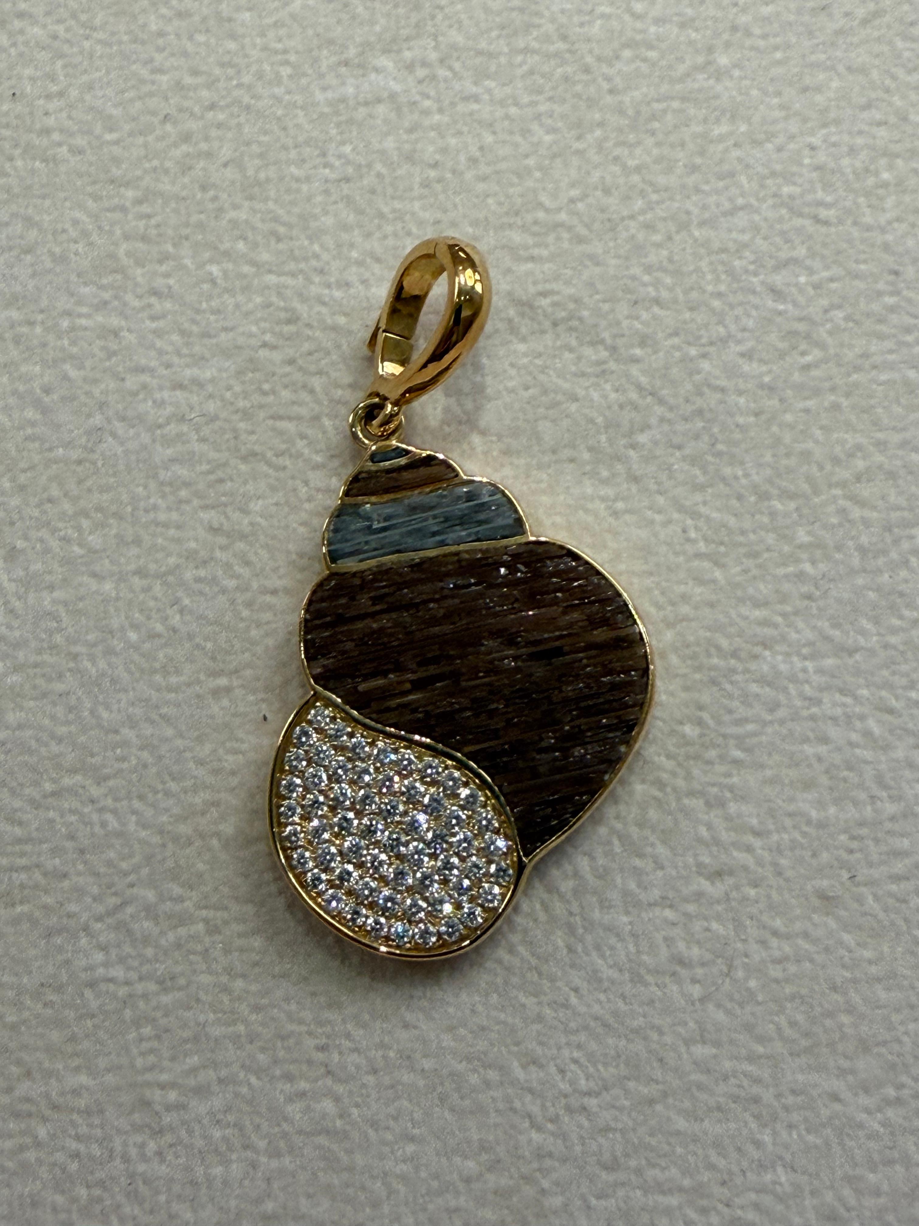 Die Künstler von Micro Mosaic haben winzige handgeflochtene venezianische Emaille-Stäbchen, die durch das Schmelzen von neun Grundfarben mit Diamantstaub bei hoher Temperatur gewonnen werden und unendliche Kombinationen von Tönen und Nuancen