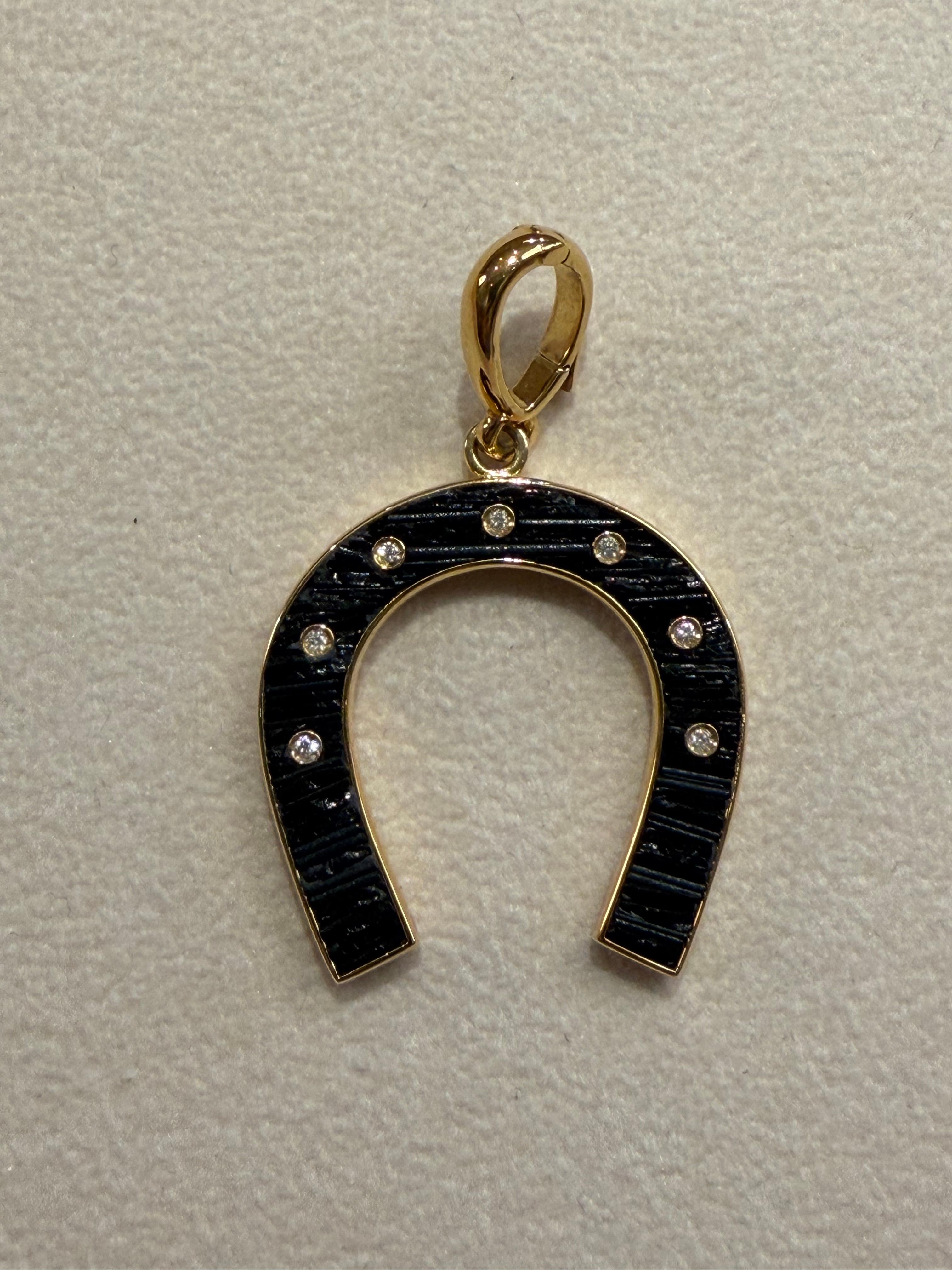 Gli artisti del micro-mosaico intrecciano minuscole bacchette di smalto veneziano ottenute dalla fusione ad alta temperatura di nove colori di base con polvere di diamante, realizzando infinite combinazioni di toni e sfumature. Le aste vengono poi