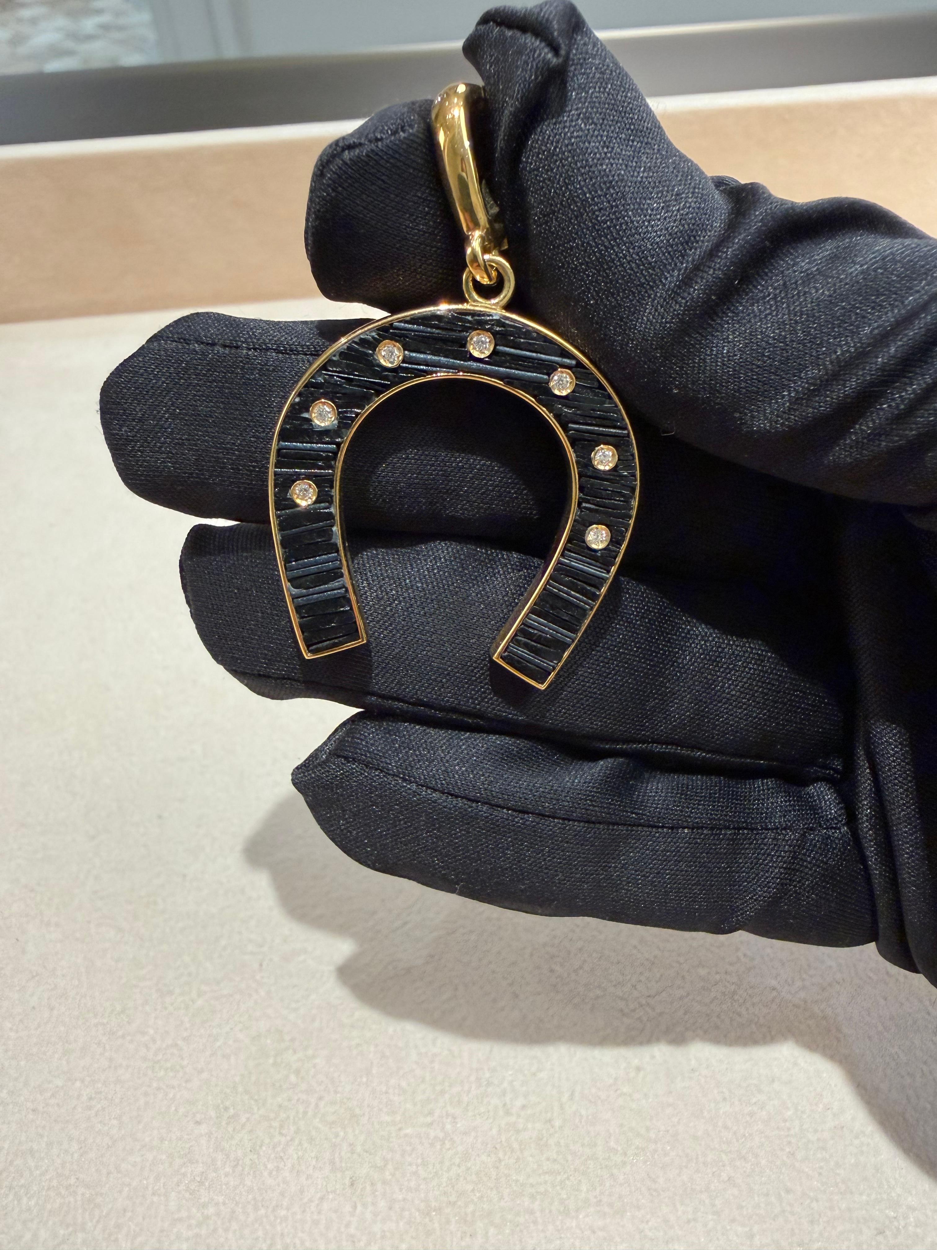 Moderno Ciondolo Charm in oro giallo con diamante bianco o nero Micro Mosaico disegnato da Fuksas in vendita