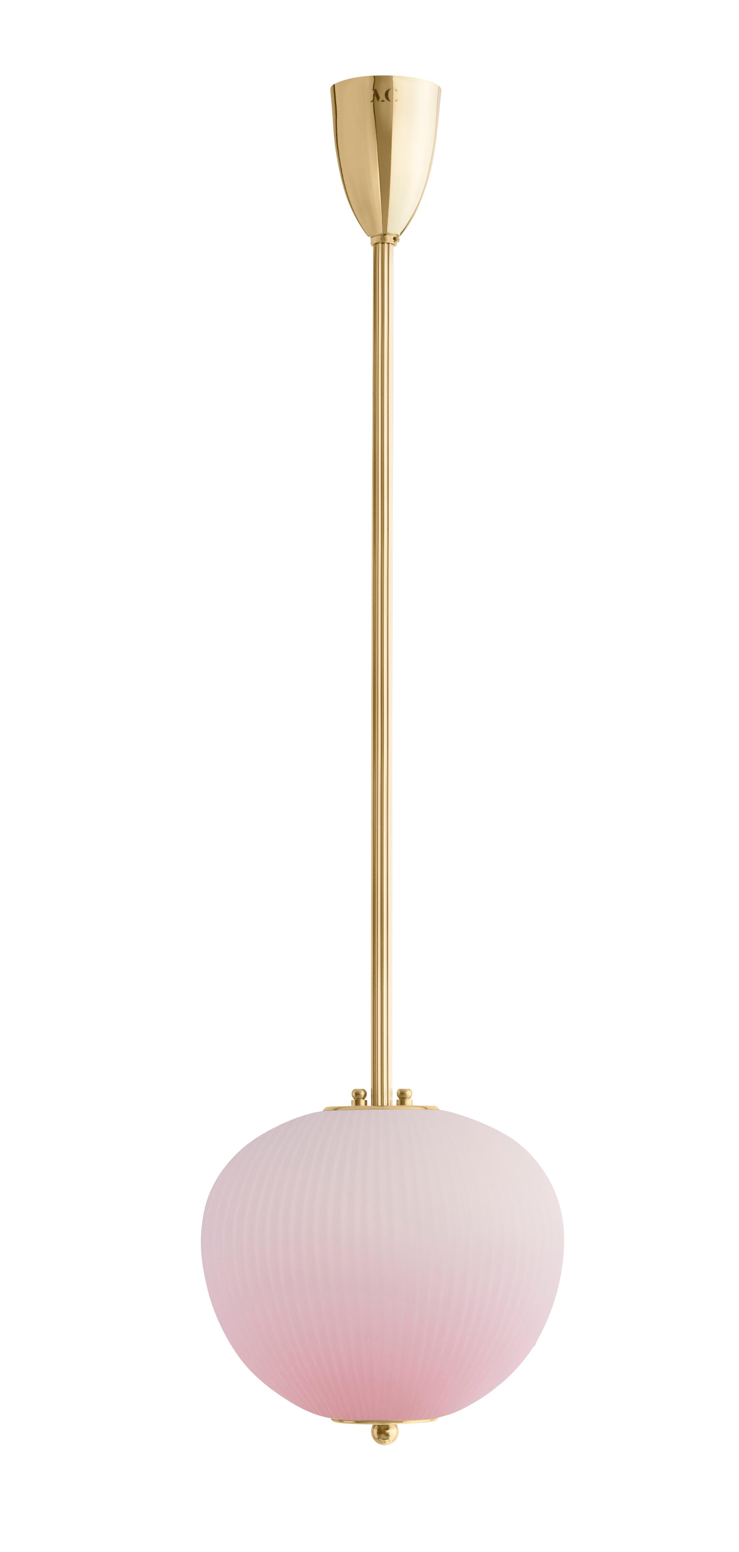 Ciondolo China 03 di Magic Circus Editions
Dimensioni: H 90 x L 26,2 x P 26,2 cm, disponibile anche in H 110, 130, 150, 175, 190
Materiali: Ottone, vetro soffiato a bocca e scolpito con una sega diamantata
Colore: rosa tenue

Finiture