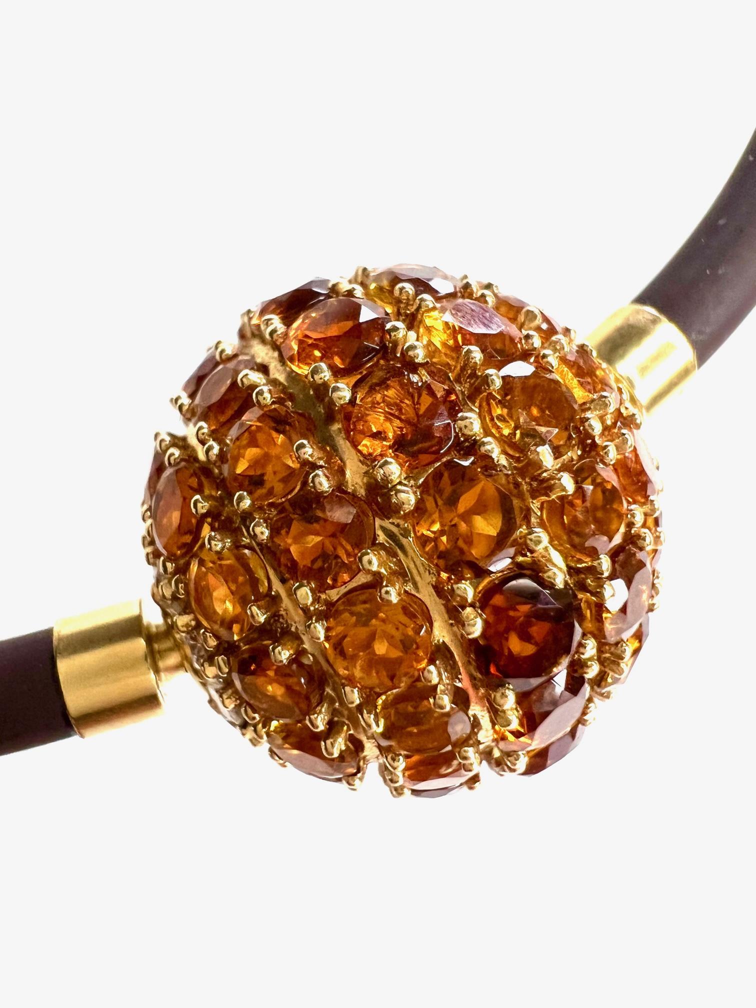 Thomas Leyser è famoso per i suoi design di gioielli contemporanei che utilizzano pietre preziose.

Questo pendente con chiusura in oro rosa 18k da 15gr. con 73 Citrini 15,50ct. e 18 diamanti 0,83ct. G/VS ha la forma di una perlina di 21 mm di