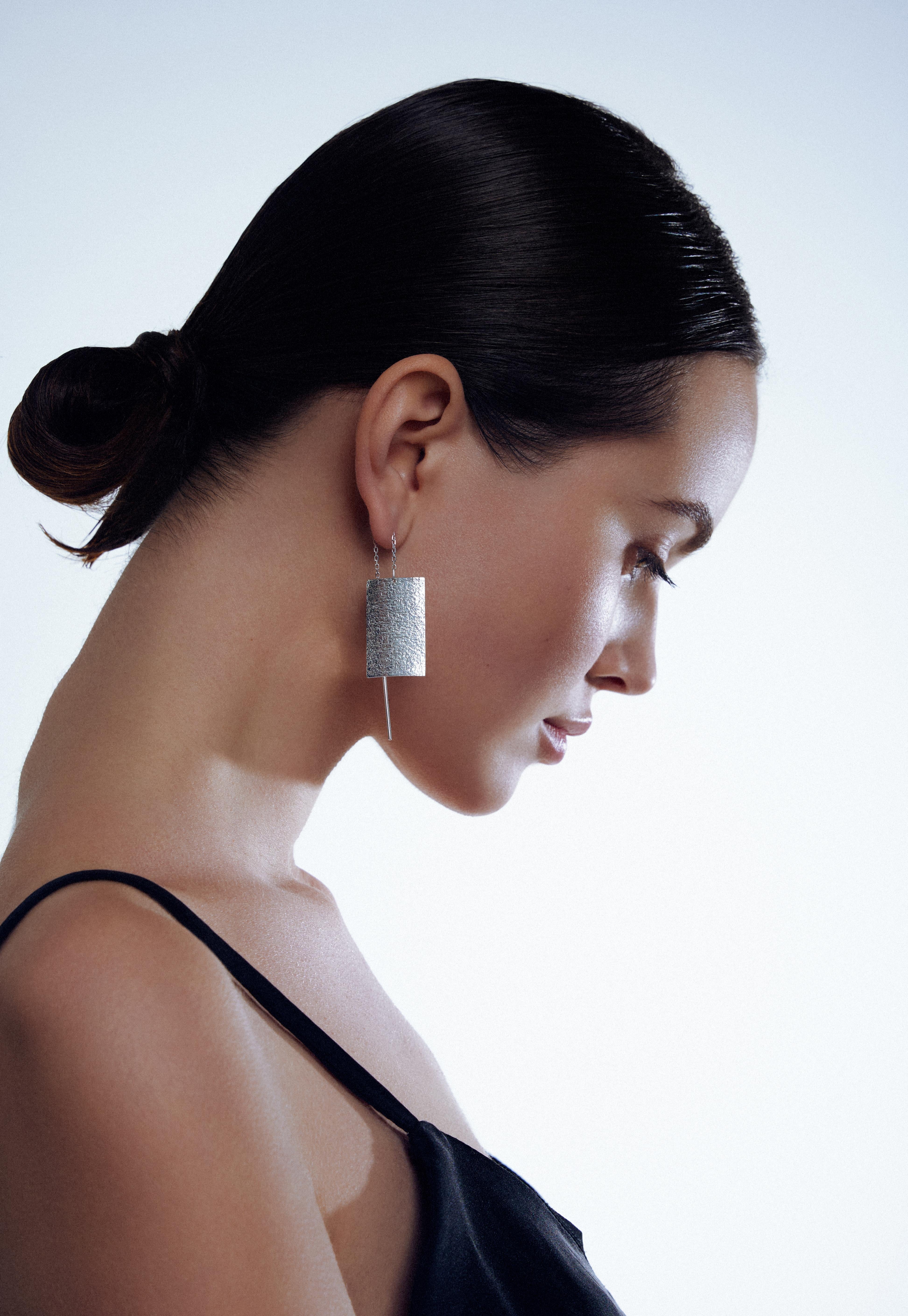 Anhänger Contemporary Einfädler Kette Ohrringe Minimalistische Punkte Vergoldung Silber im Angebot 1