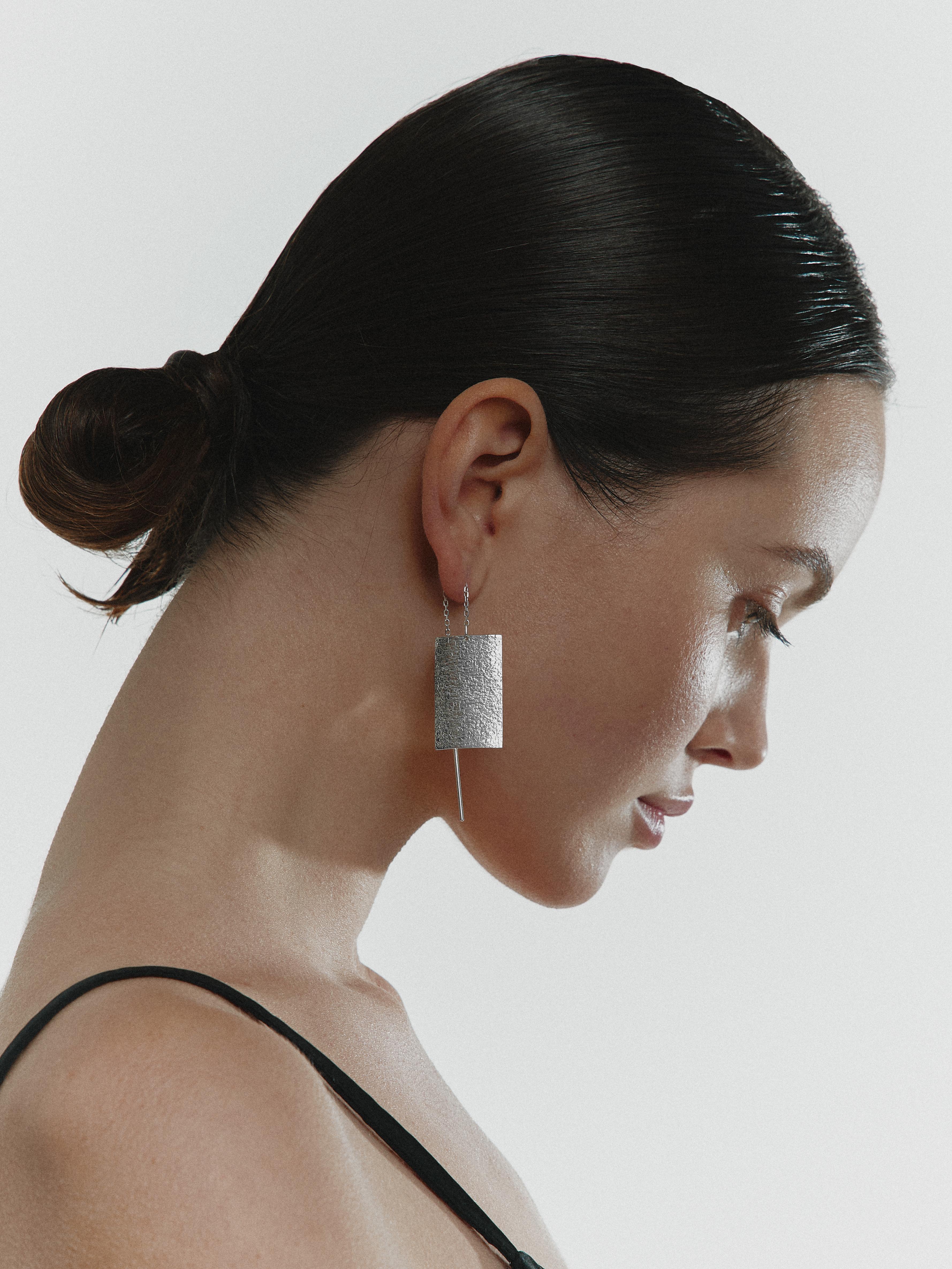 Colgante contemporáneo enhebradores cadena pendientes minimalistis lineal Dorado Plata en Nuevo estado para la venta en Vilnius, LT