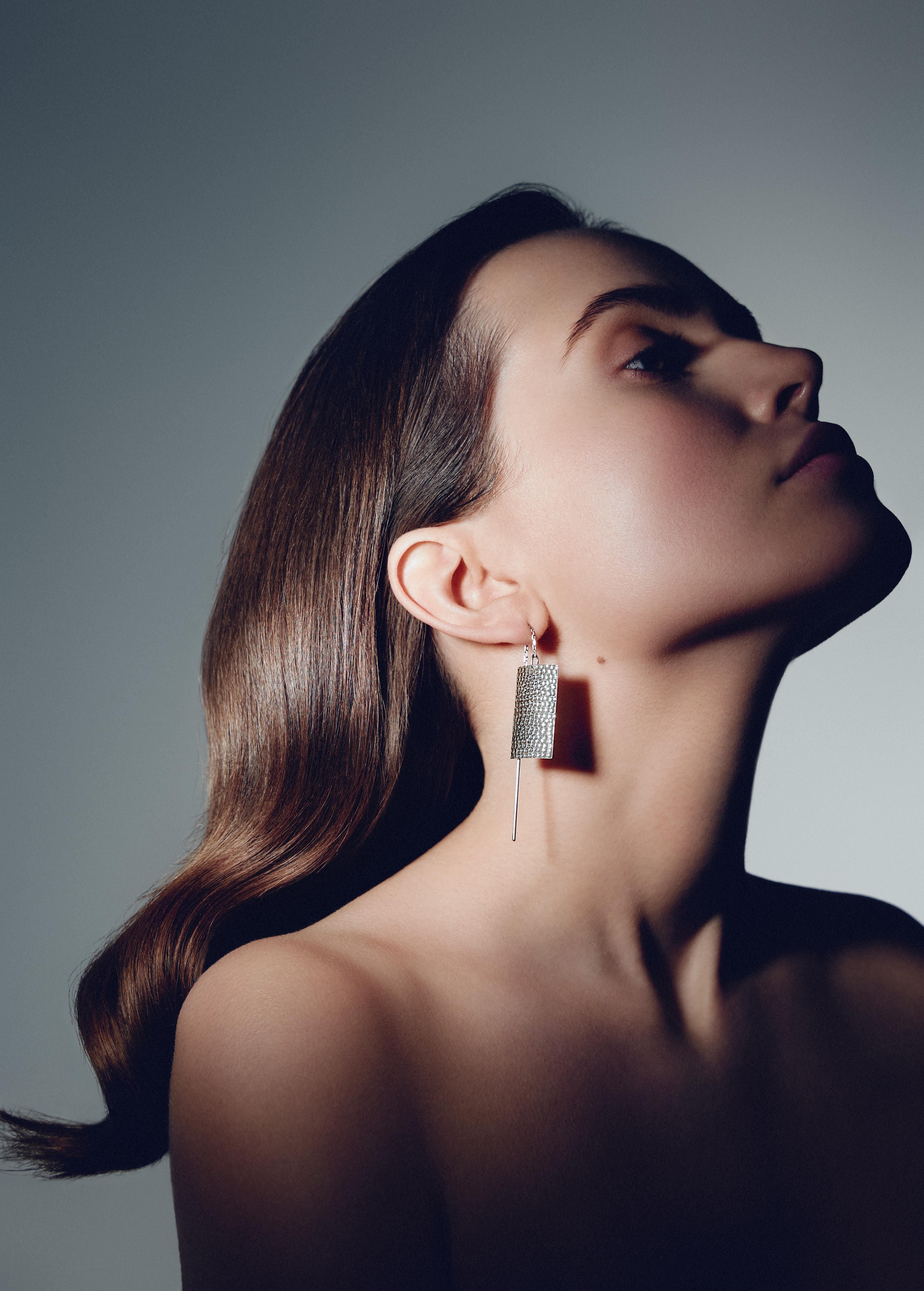 Anhänger zeitgenössische Einfädler Kette Ohrringe mit minimalisticdots Textur für Damen oder Herren im Angebot