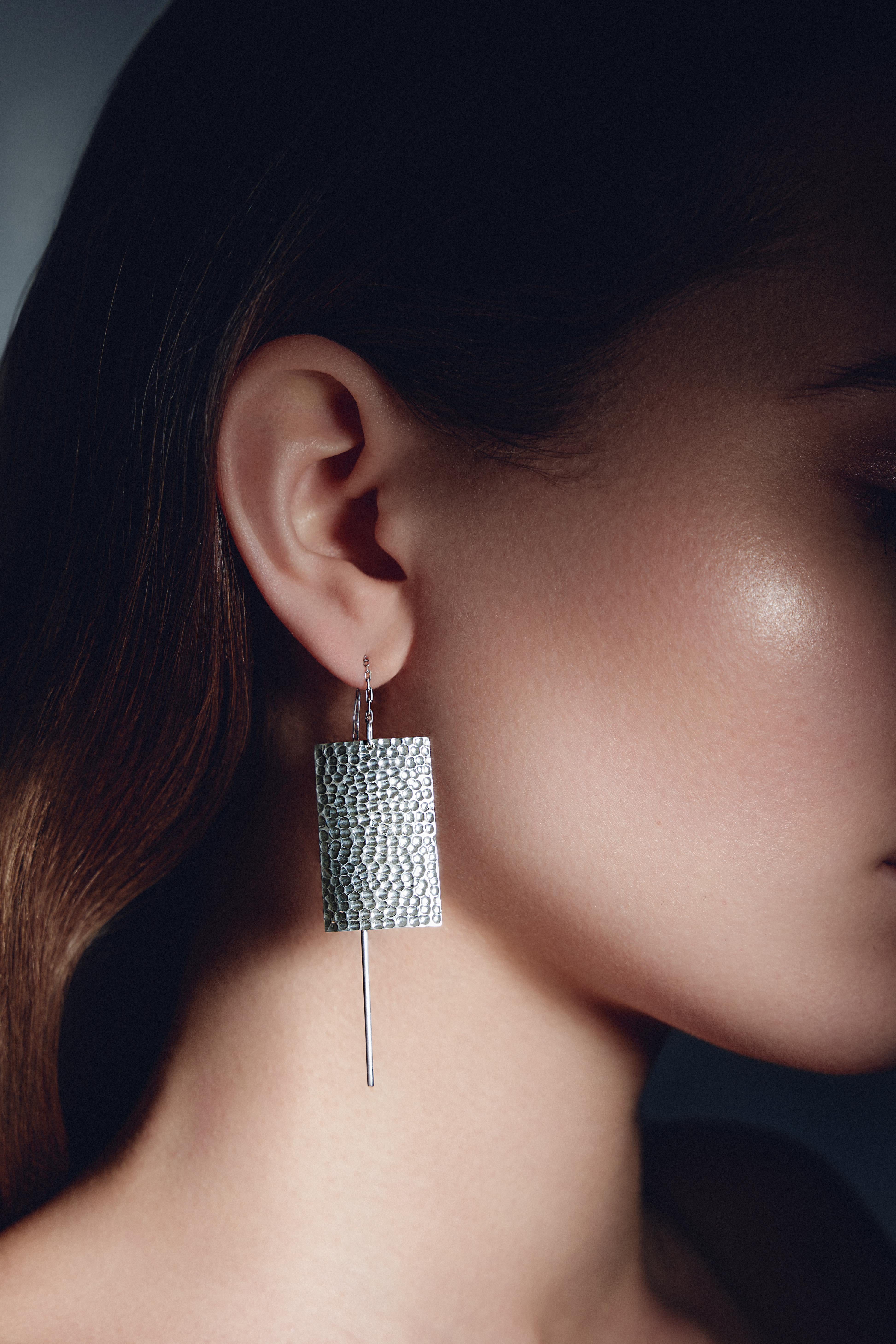Anhänger zeitgenössische Einfädler Kette Ohrringe mit minimalisticdots Textur (Moderne) im Angebot
