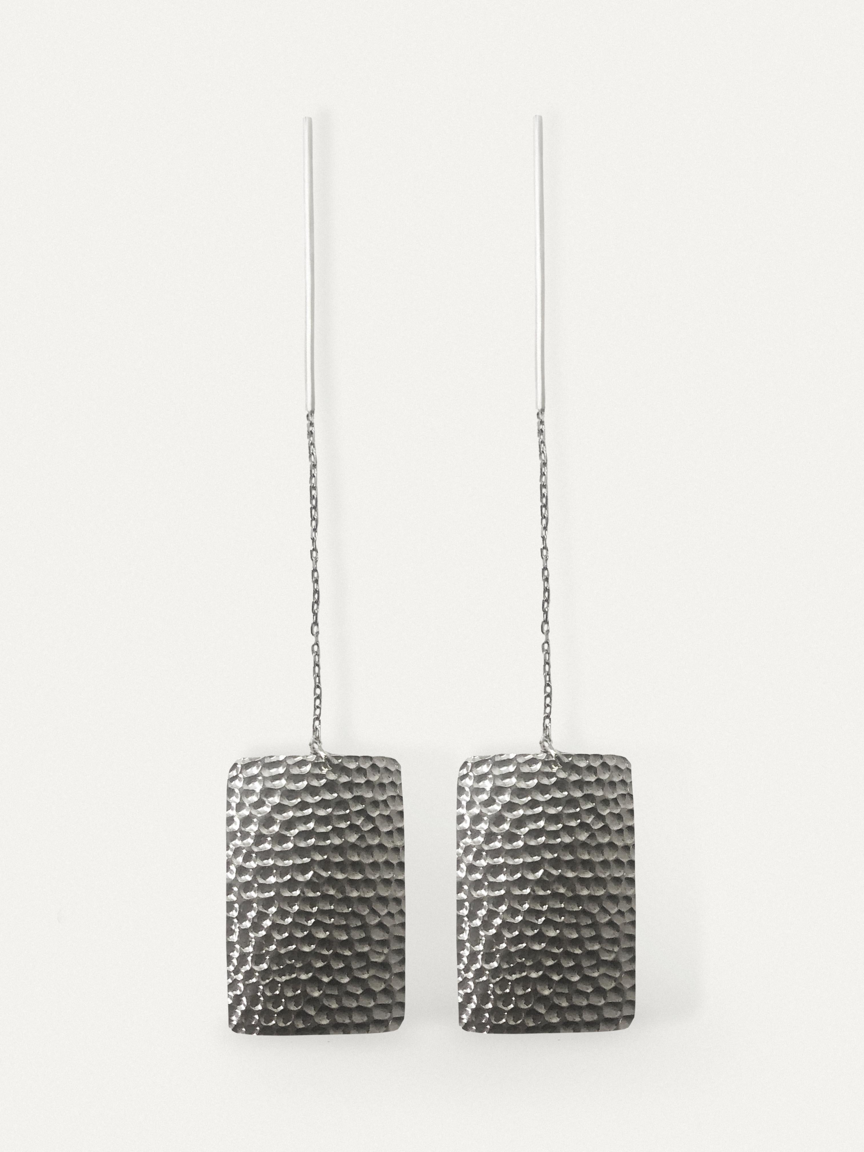 Pendant contemporary threaders chain earrings with minimalisticdots texture In New Condition For Sale In Vilnius, LT