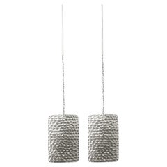 Paire de boucles d'oreilles pendantes contemporaines à chaîne en fil métallique avec texture minimaliste