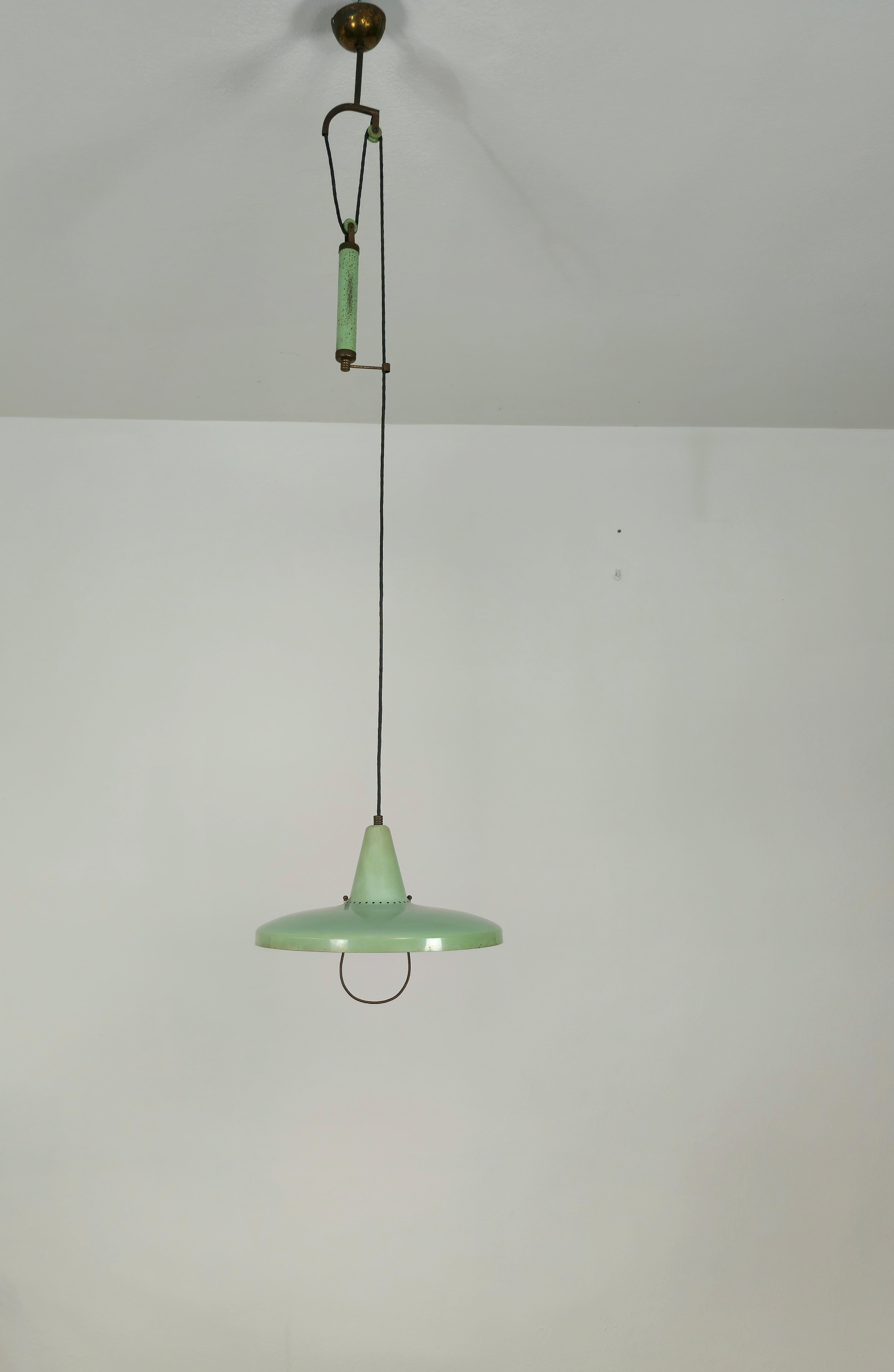 Suspension lamp attributed to Stilnovo with up and down mechanism with brass accessories and aqua green enamelled aluminum diffuser. Made in Italy in the 1950s.



Note: We try to offer our customers an excellent service even in shipments all over