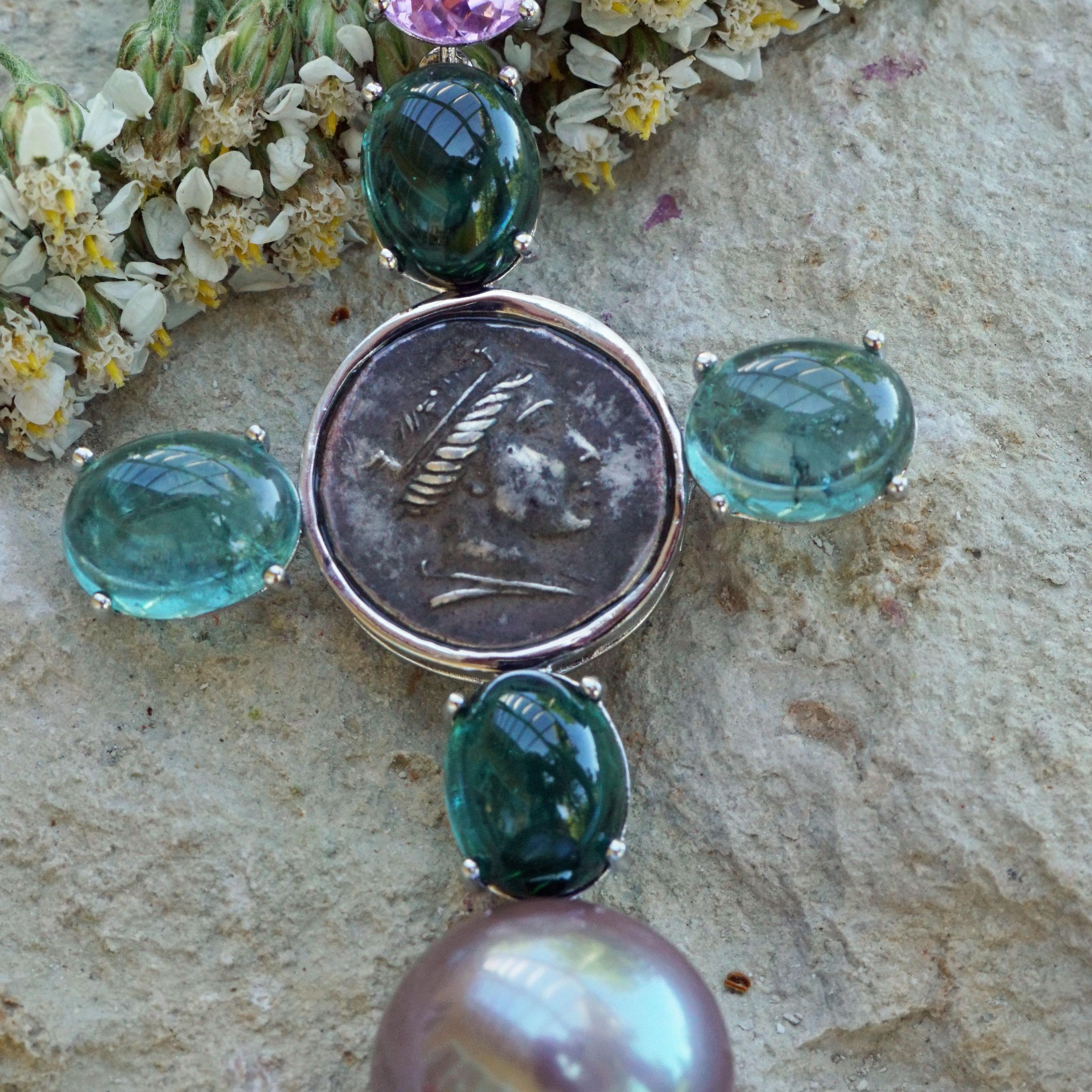 fresh and excitingly beautiful, a coin with luminous blue-green cabochon-cut tourmalines and a faceted kunzite, total approx. 11 ct, with a matching Ming cultured pearl, diameter 13.9 mm, pink -aubergine, fine lustre, dimensions of the pendant