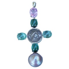 Pendentif croix avec pièce et tourmaline bleu-vert kunzite 11 carats or blanc 18 carats