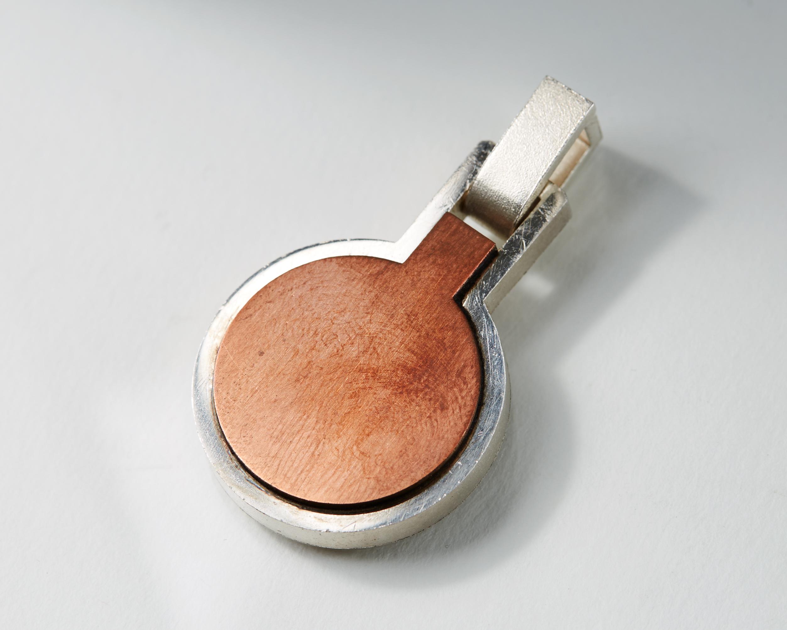 Sterling silver and brushed copper.

D: 4,5 cm/ 1 7/8''