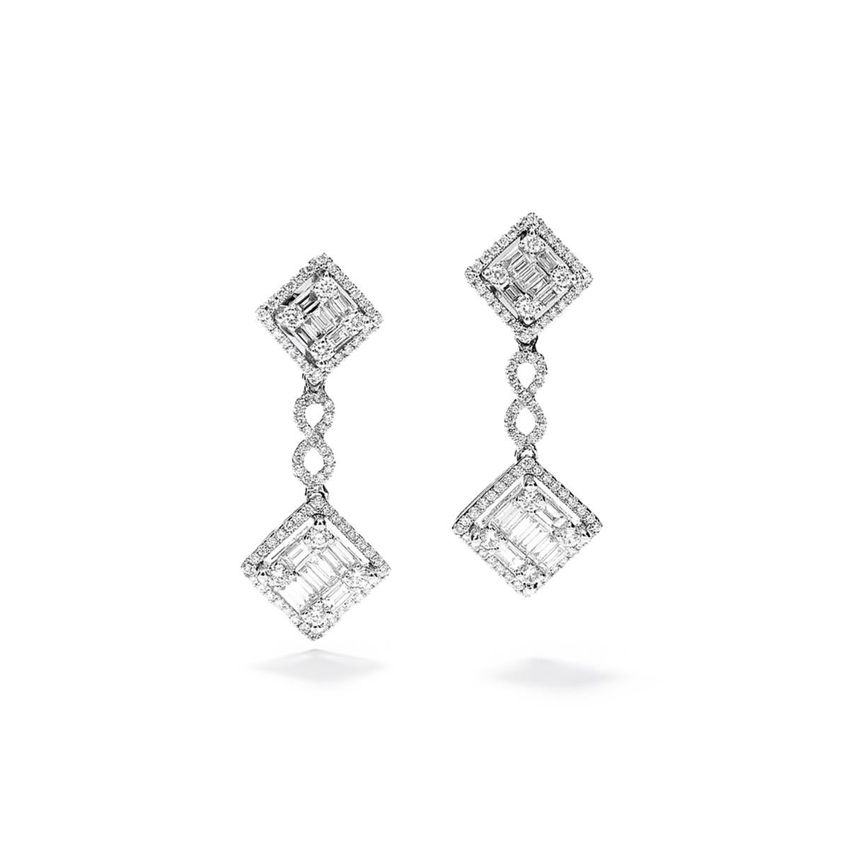 Orecchini in oro bianco 18kt con 30 diamanti taglio baguette da 1,03 carati e 166 diamanti da 1,15 carati