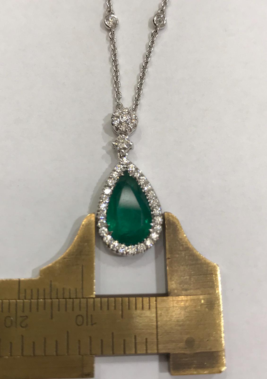 Taille poire Collier pendentif en émeraude certifiée avec diamants sur le dessus et chaîne en vente