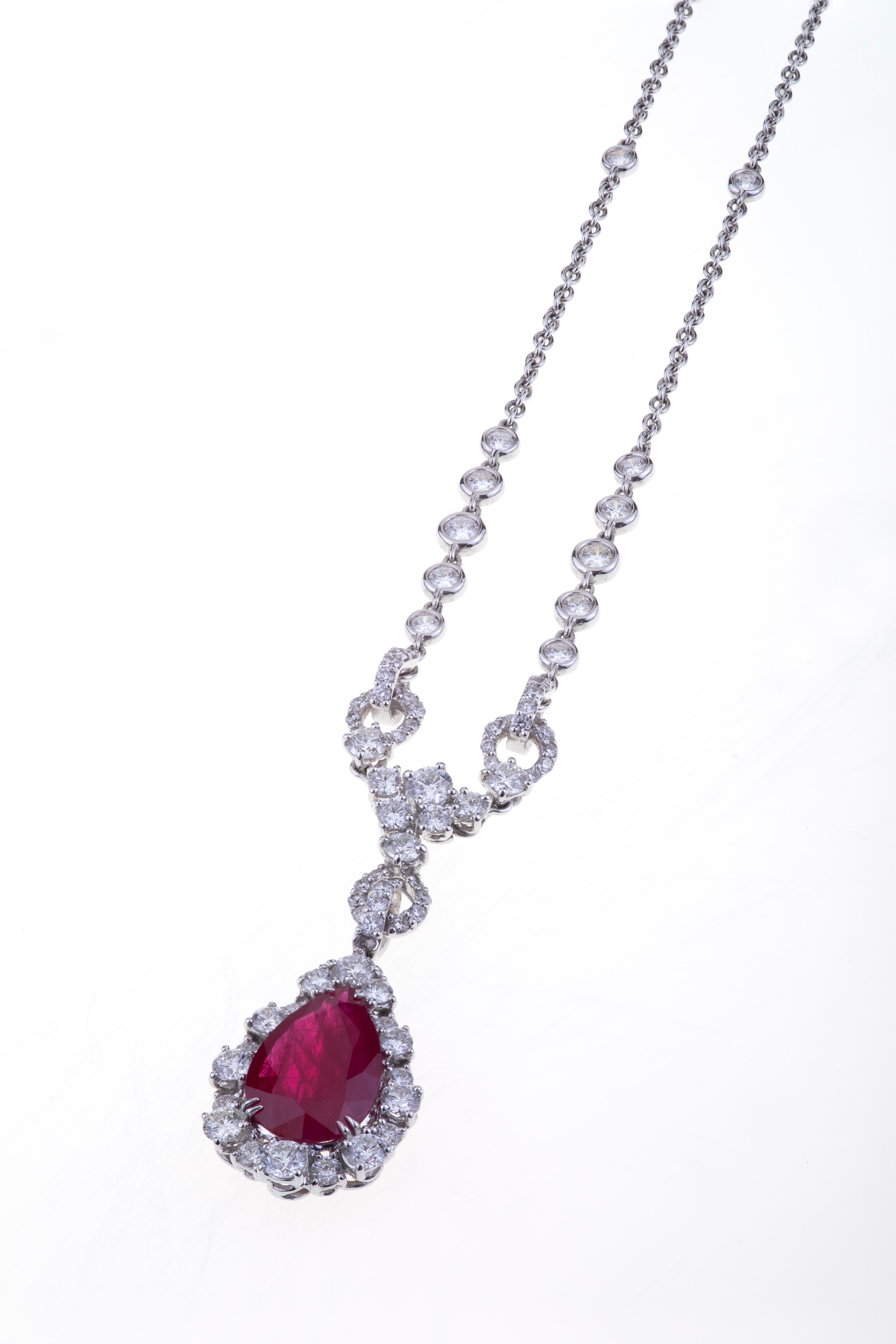 Pendentif Drop Cut Ruby ct. 3.57, Diamants sertis comme un sang royal.
Coupe, proportion et luminosité délicieuses pour le rubis ct. 3.57 Rouge vif en forme de poire transparente.
Les diamants autour du rubis et sur la chaîne sont de 2,89 ct. et