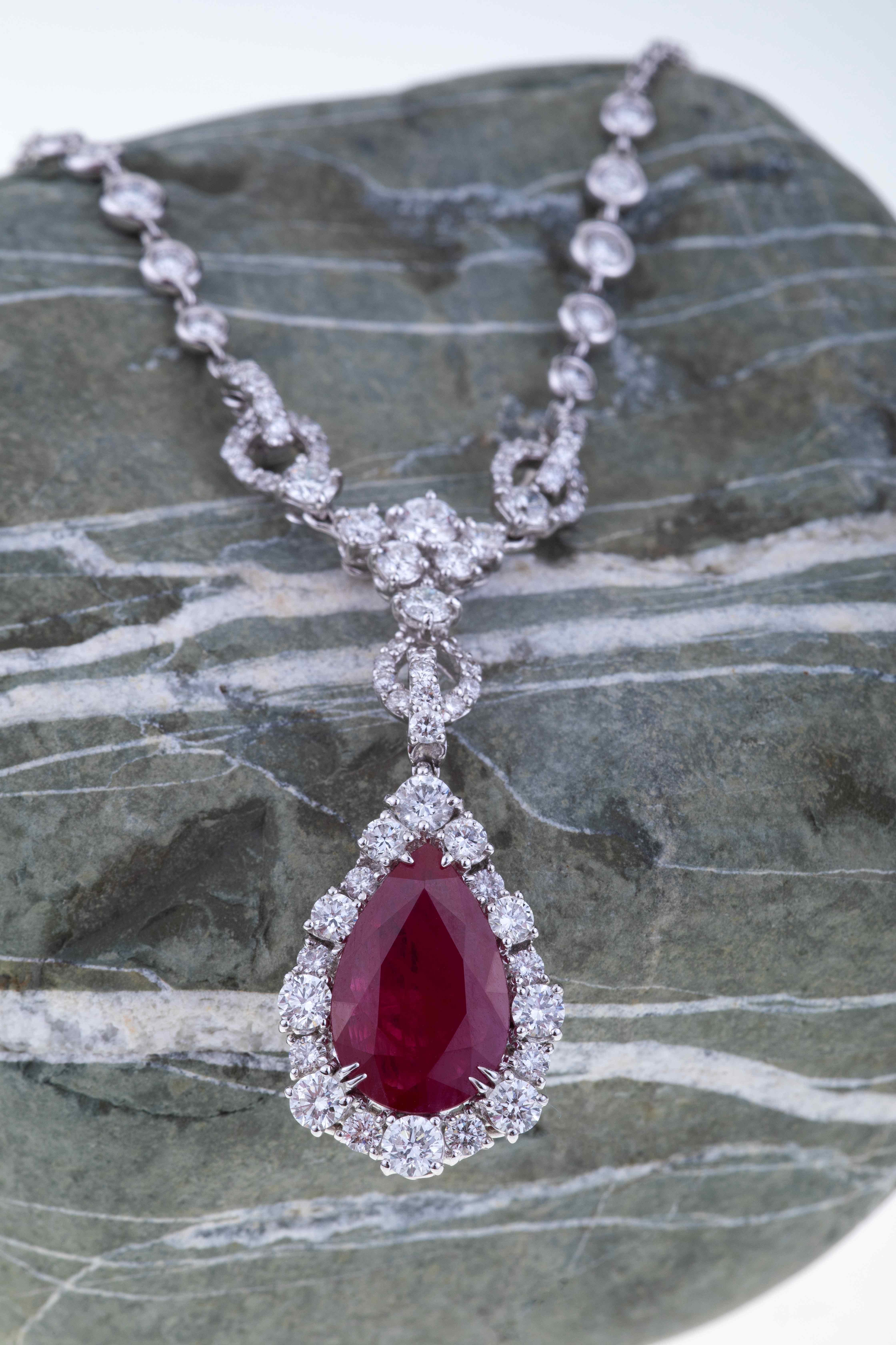 Pendant Drop Cut Ruby ct. 3.57, Diamonds Setting like a Royal Blood In New Condition For Sale In Roma, IT