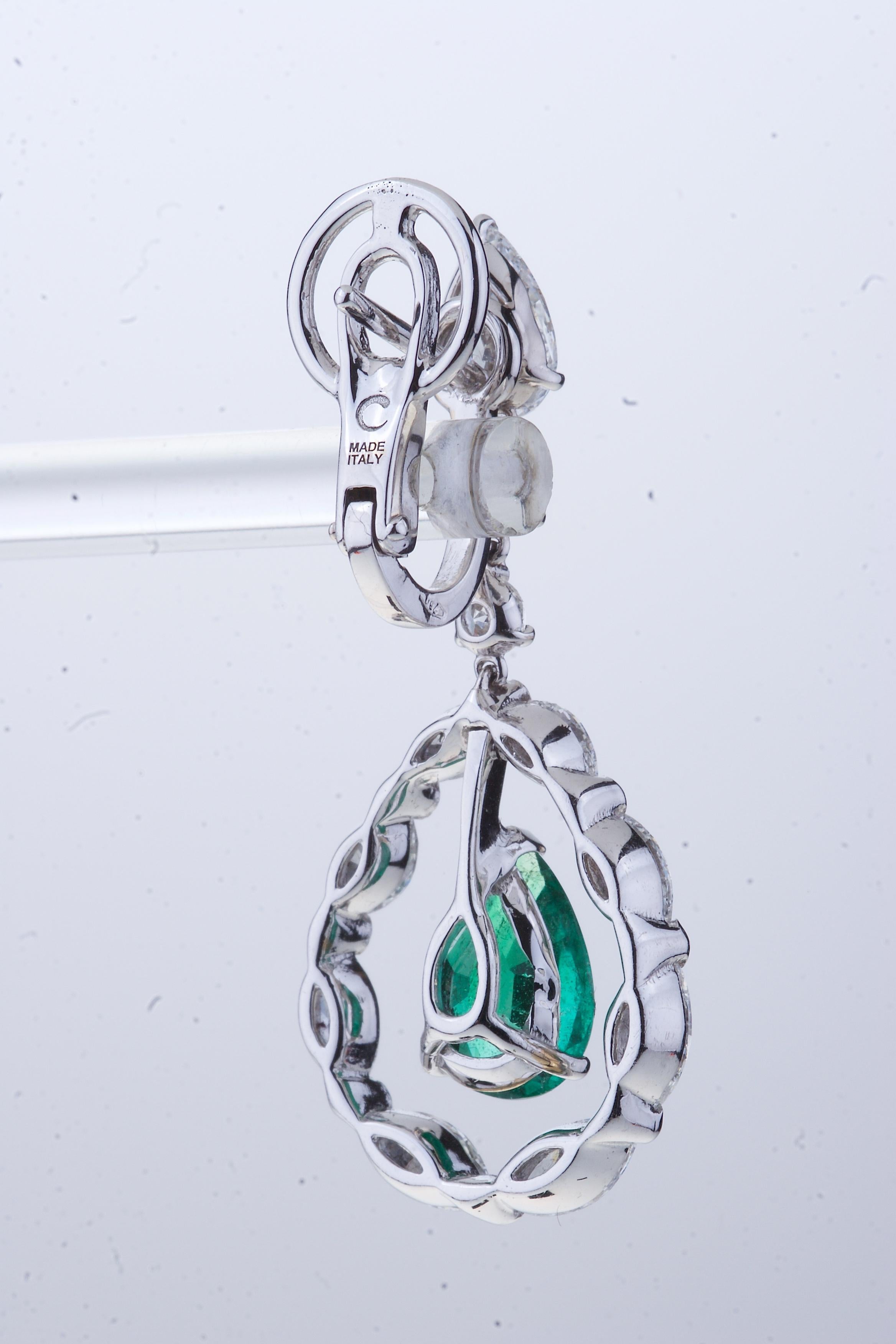 Pendant Drop Emerald Earrings in a Circle of Navette Diamonds and Solitaire In New Condition For Sale In Roma, IT