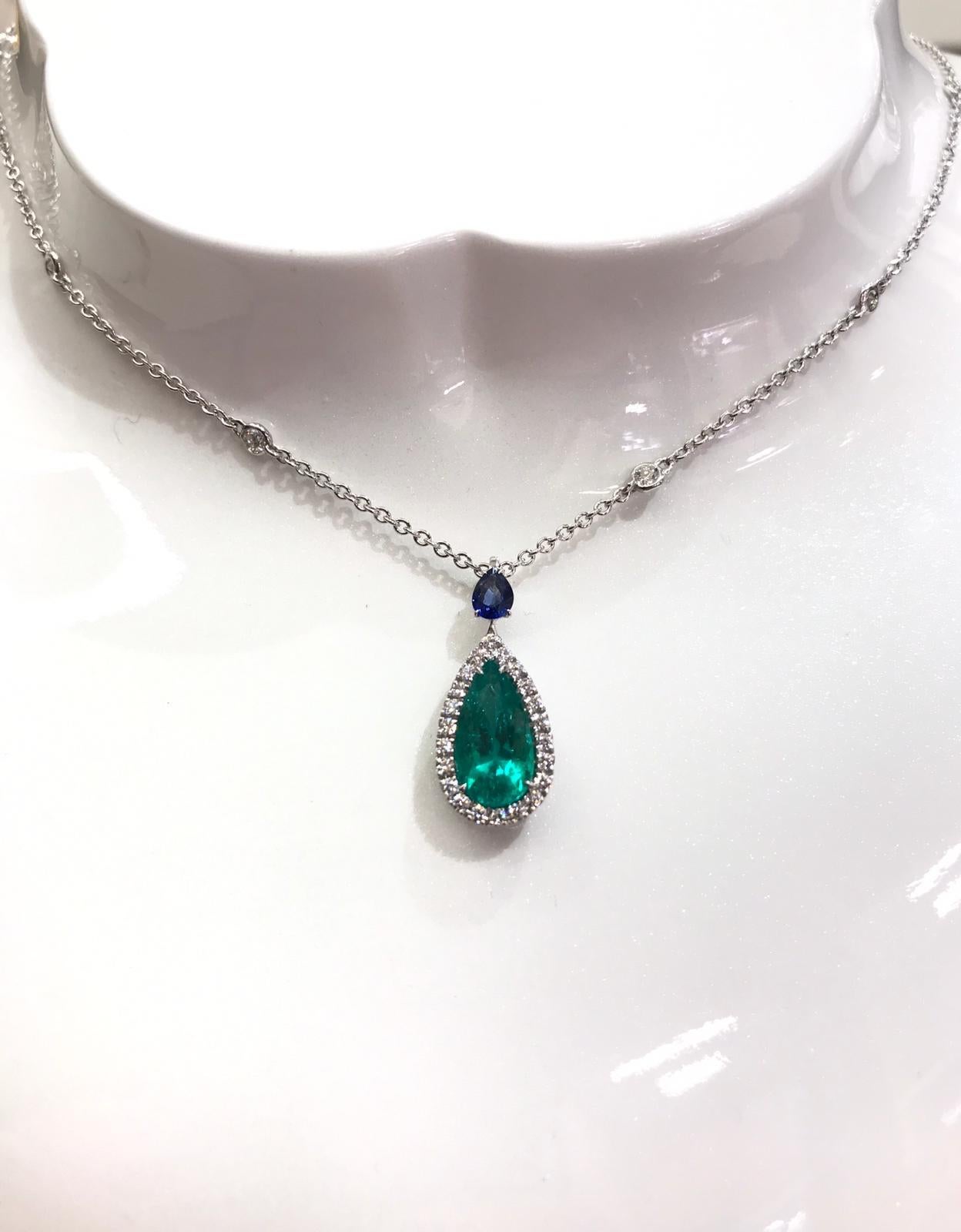 Contemporain Collier pendentif d'émeraudes en forme de goutte avec cercle de diamants et saphir bleu en vente