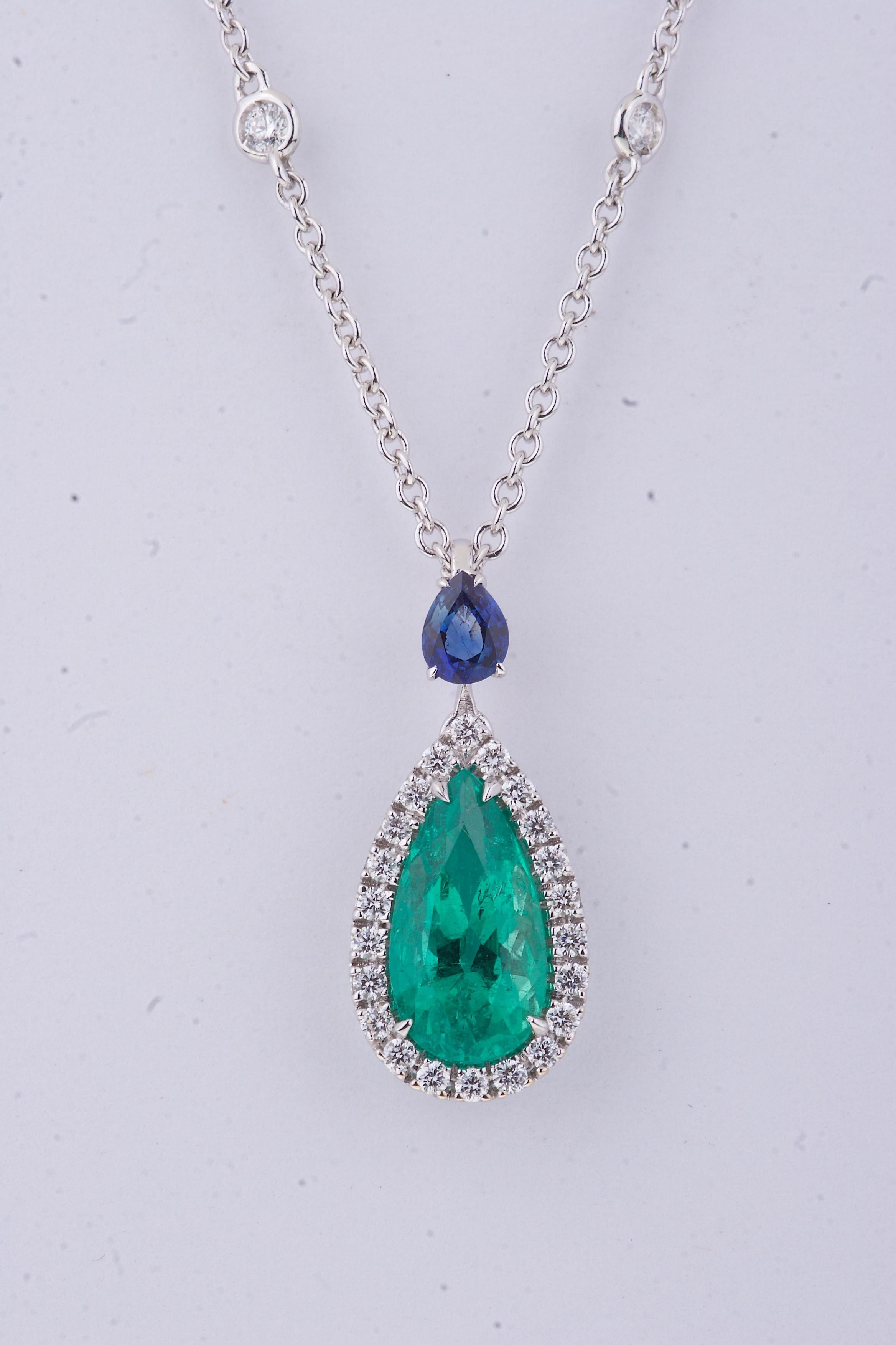 Taille poire Collier pendentif d'émeraudes en forme de goutte avec cercle de diamants et saphir bleu en vente