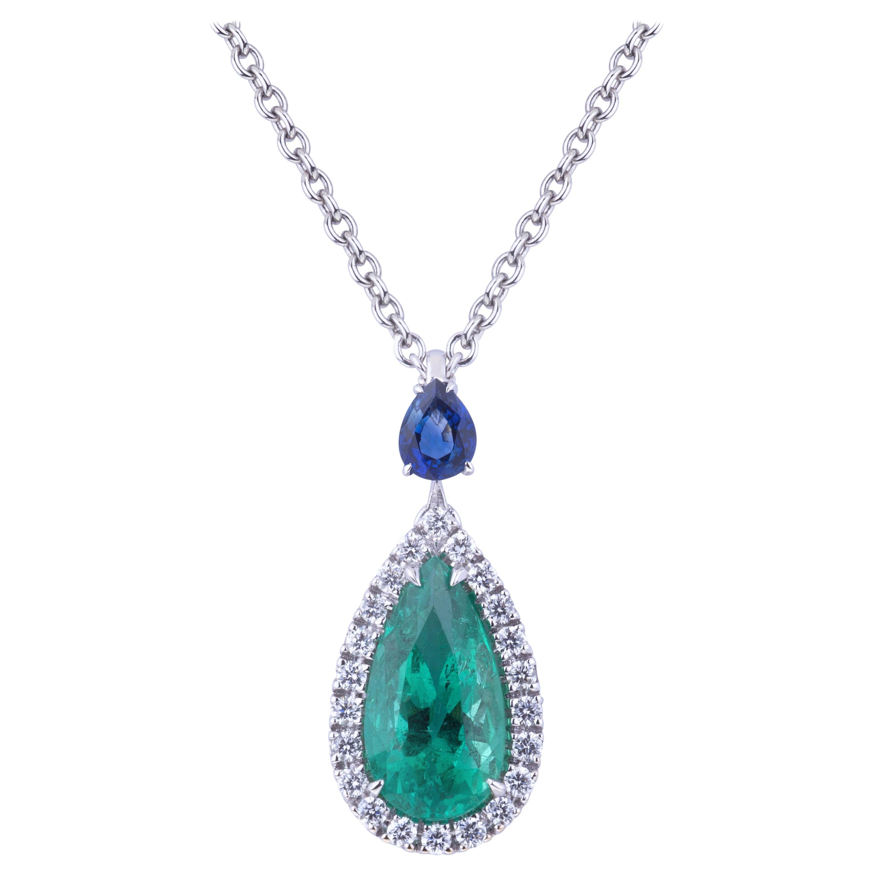 Collier pendentif d'émeraudes en forme de goutte avec cercle de diamants et saphir bleu en vente