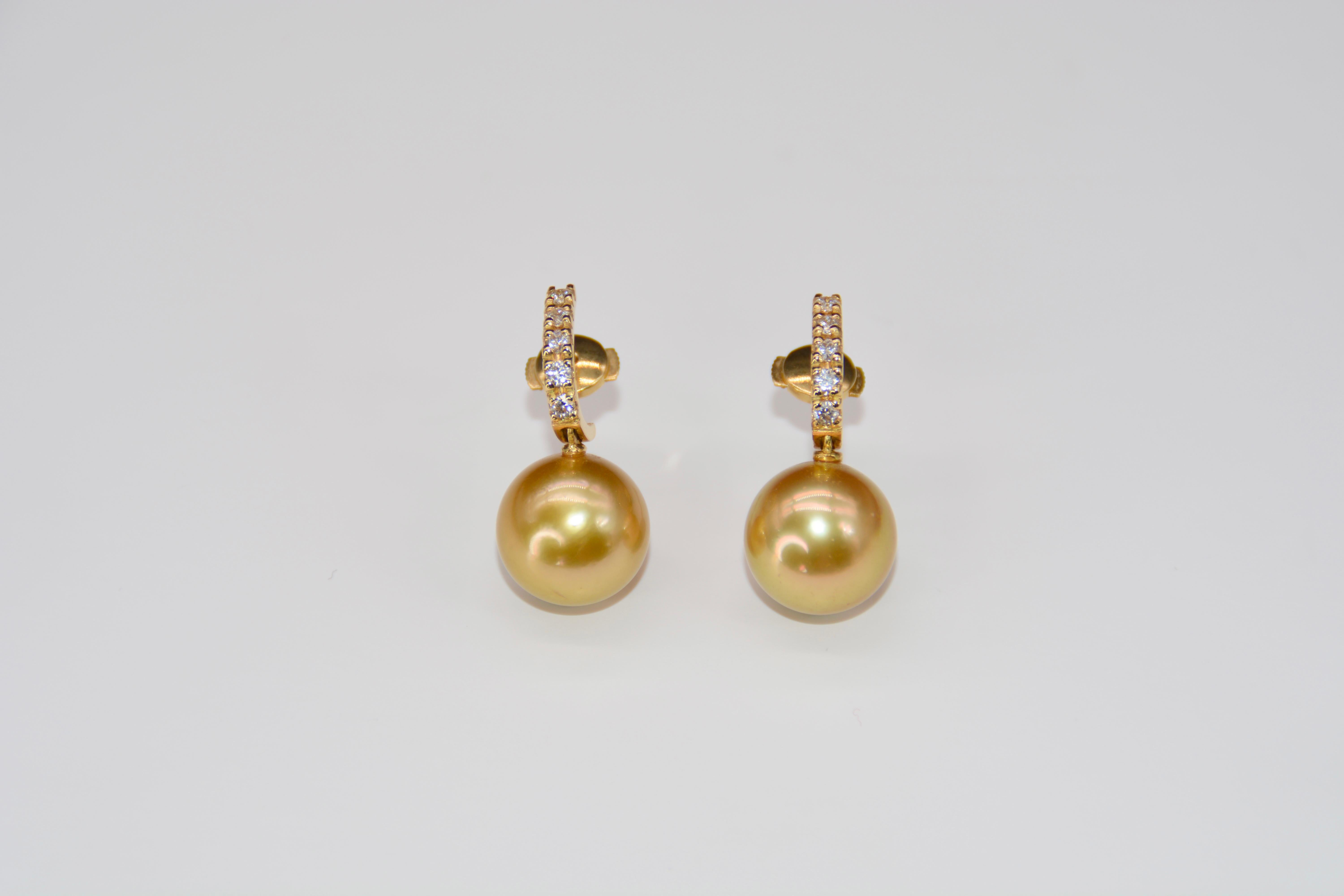 Pendant Earrings Golden Pearl Beads Diamonds Yellow Gold 

Beautiful yellow gold pendant earrings topped with 5x2 brilliant cut diamonds for a weight of 0.37 carats. To finish these earrings, 1 pearl of golden pearl hanging 12 mm.

Item
