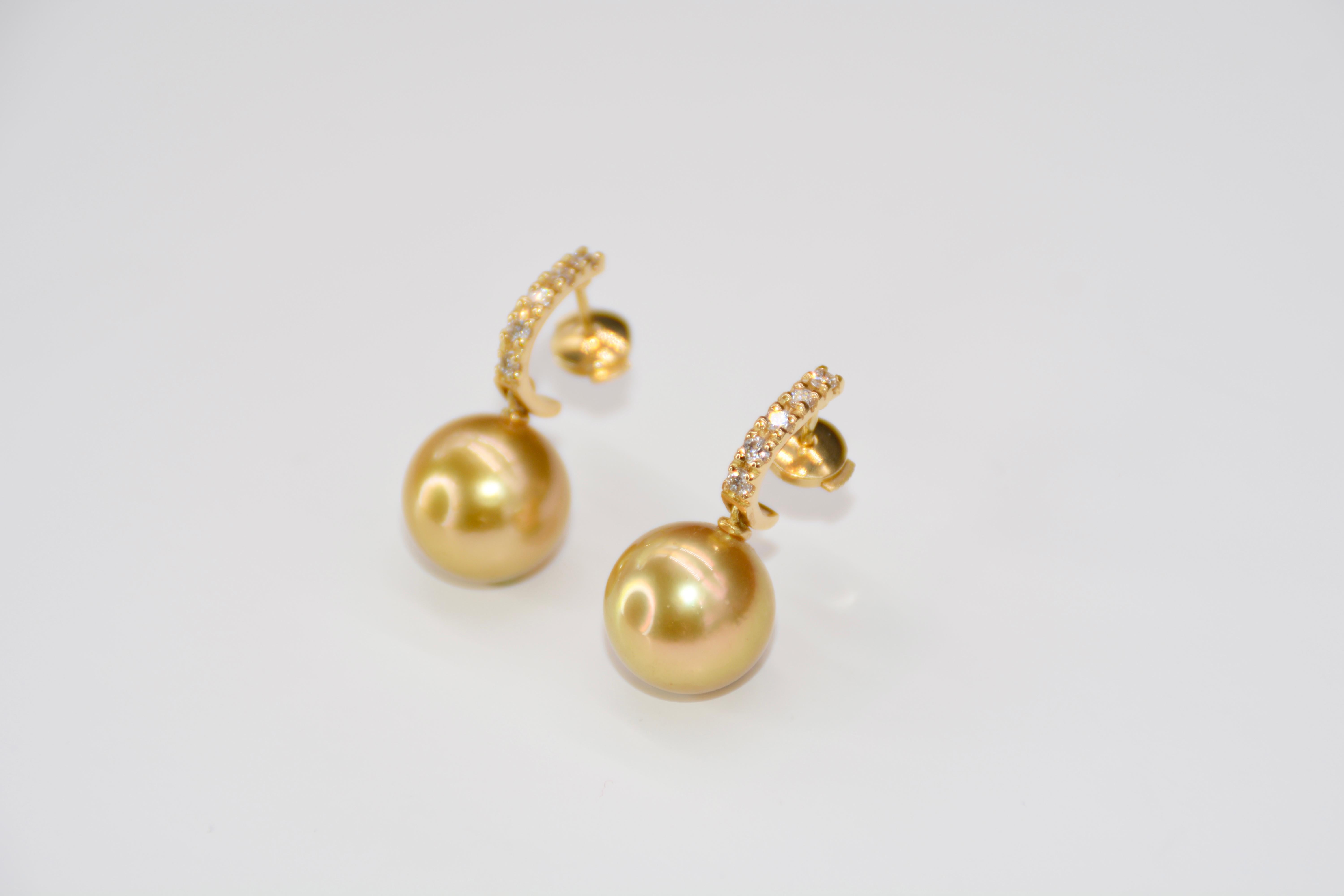 Taille brillant Pendants d'oreilles en or jaune perles dorées et diamants  en vente