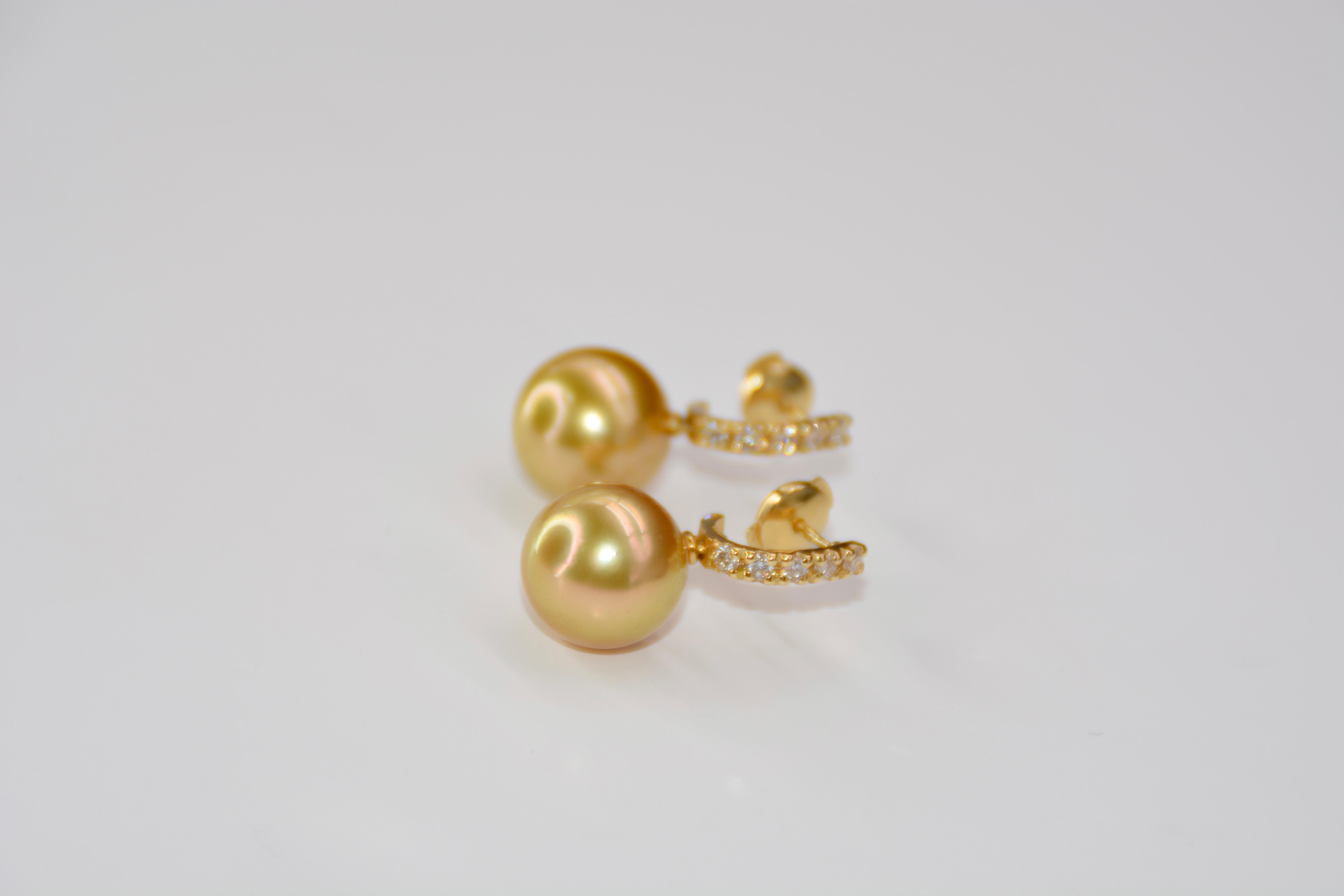Pendants d'oreilles en or jaune perles dorées et diamants  Pour femmes en vente