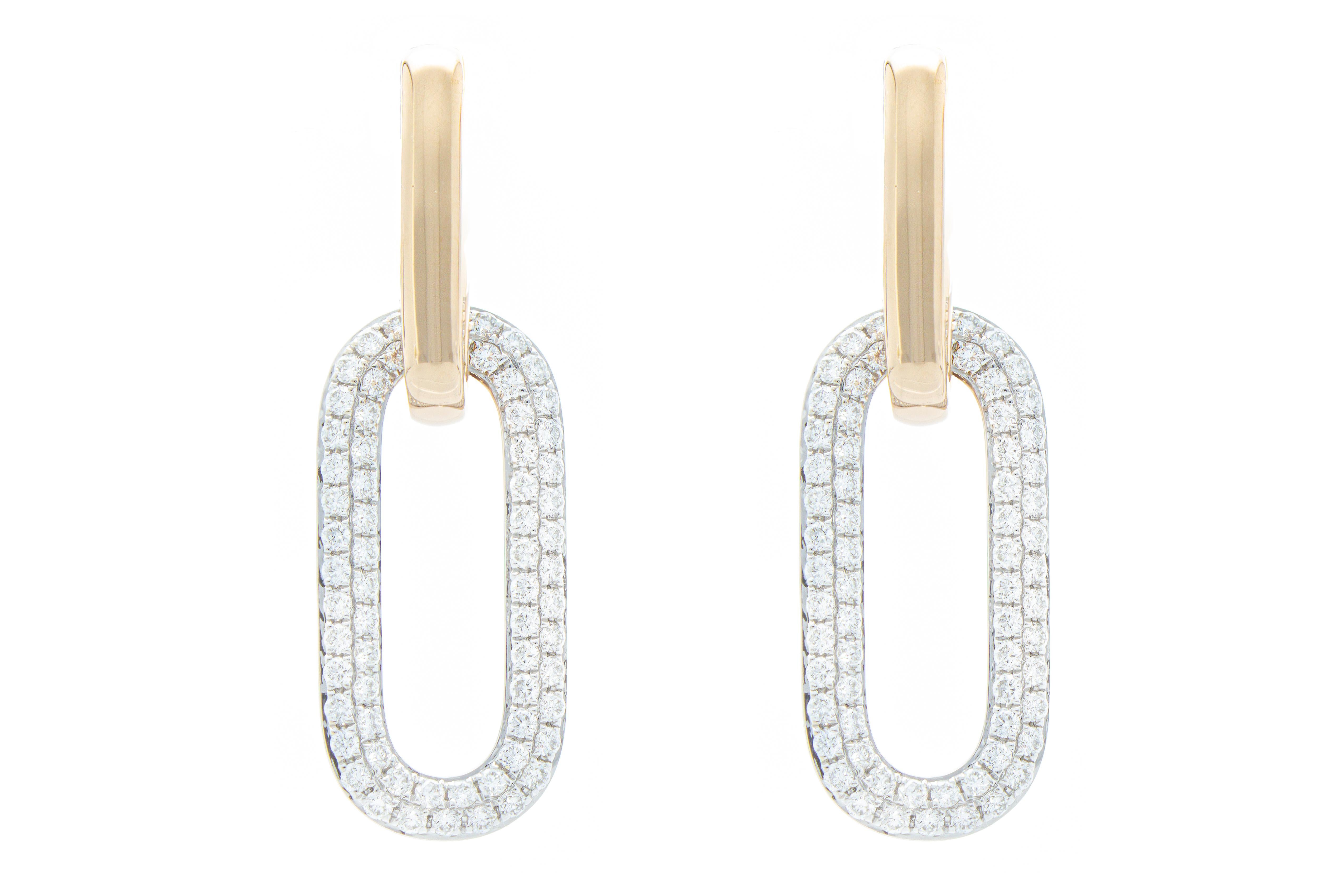 Die Ohrringe des Anhängermodells bestehen aus Stäben, die mit hängenden Rechtecken verbunden sind, auf denen Diamanten im Brillantschliff mit einem Gesamtgewicht von 1,11 Karat gefasst sind. 
Die Ohrringe sind aus 18 Karat Rosé- und Weißgold.

Karat