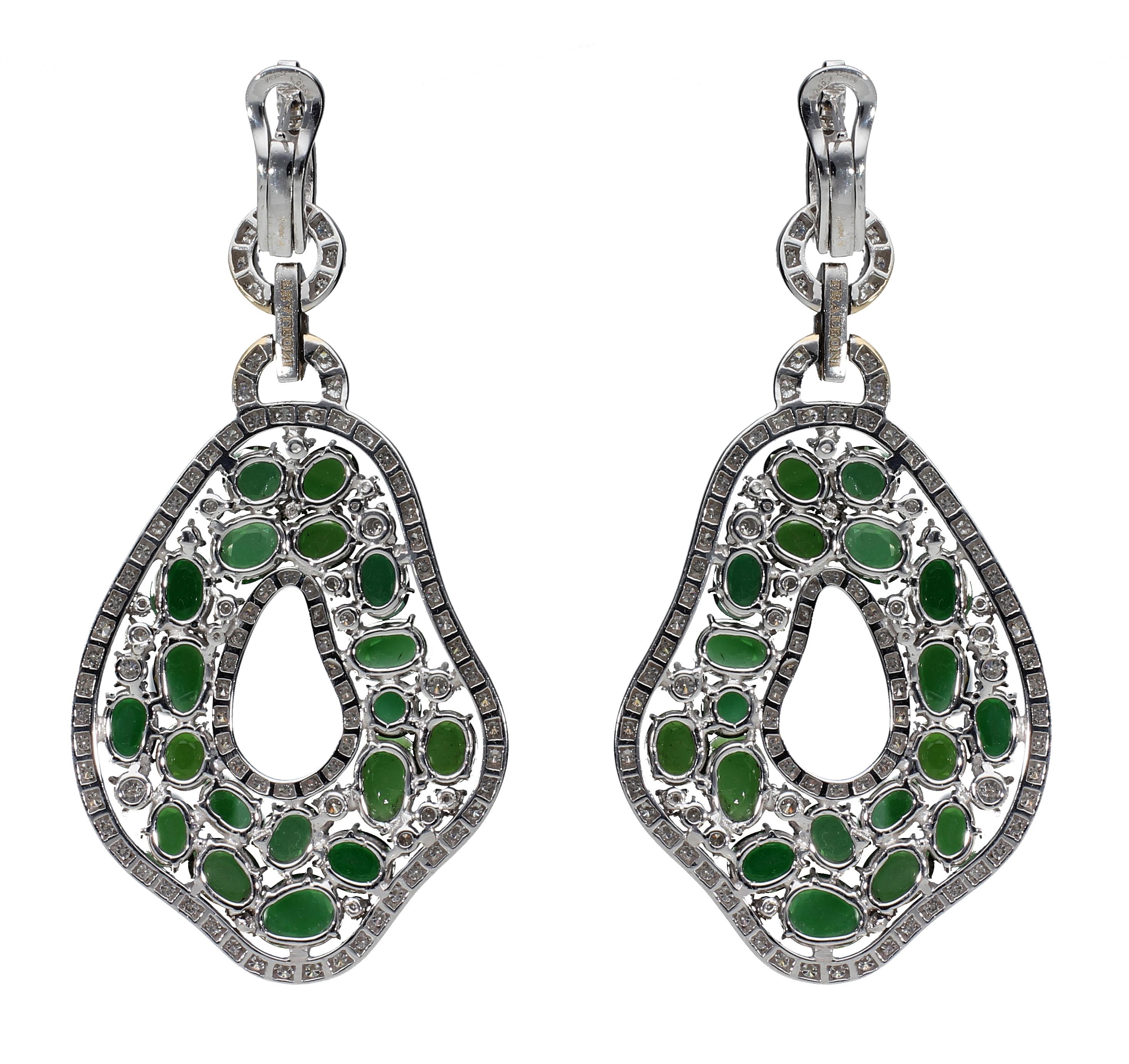 Anhänger-Ohrringe mit Diamanten und grünen Turmalinen, aus 18 Kt Weißgold im Angebot 6