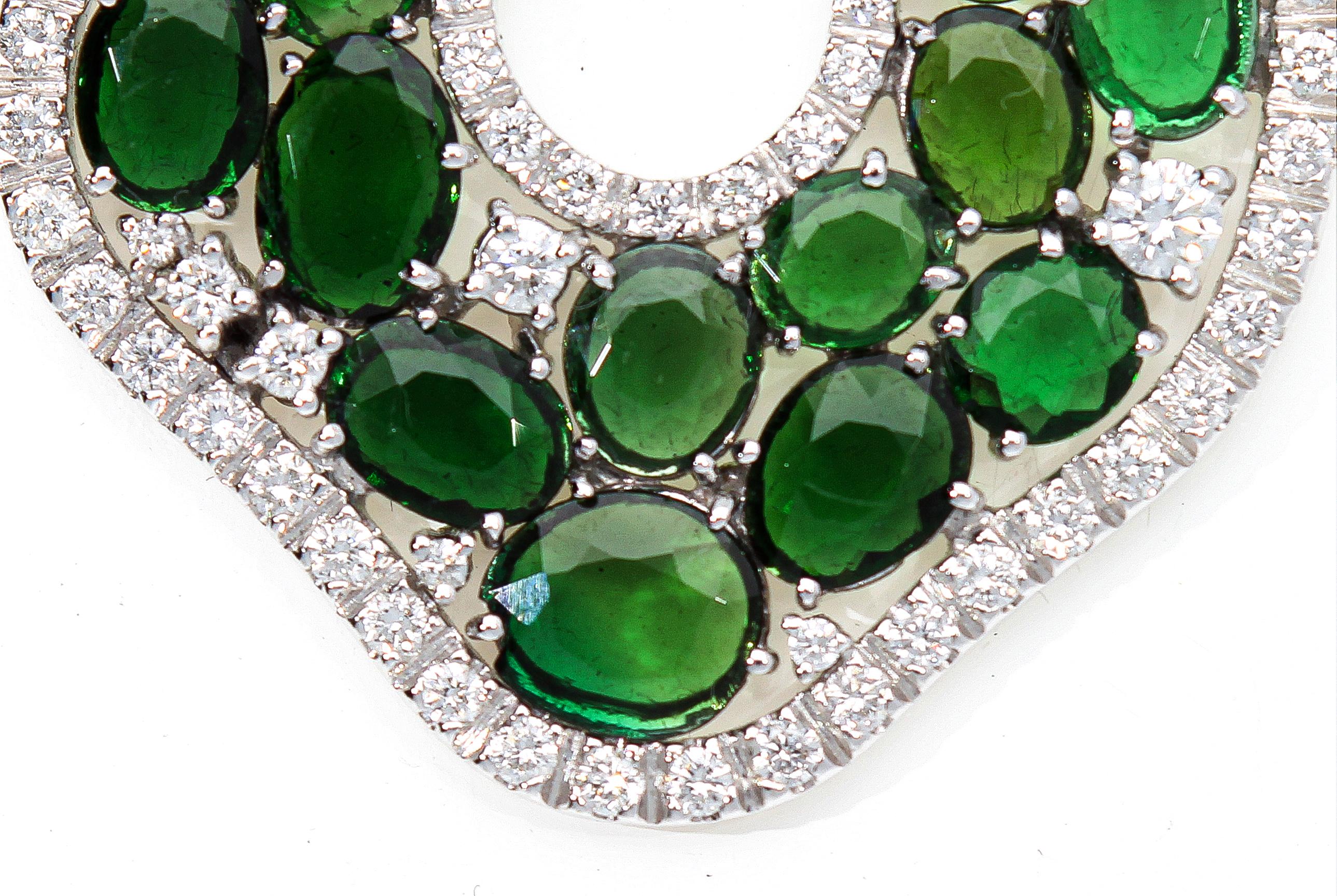 Boucles d'oreilles pendantes avec diamants et tourmalines vertes, en or blanc 18 carats Neuf - En vente à Rome, IT