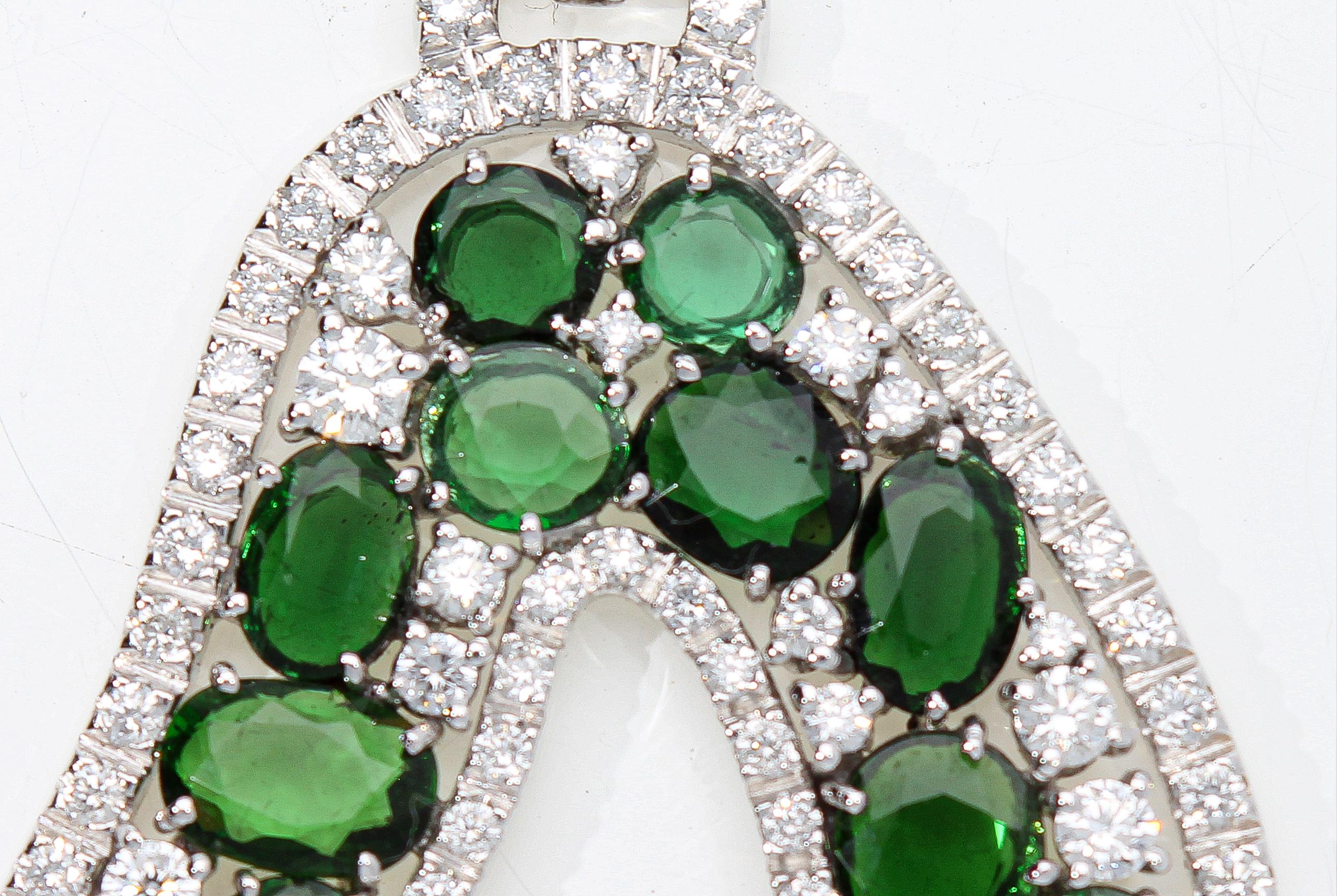 Boucles d'oreilles pendantes avec diamants et tourmalines vertes, en or blanc 18 carats Pour femmes en vente