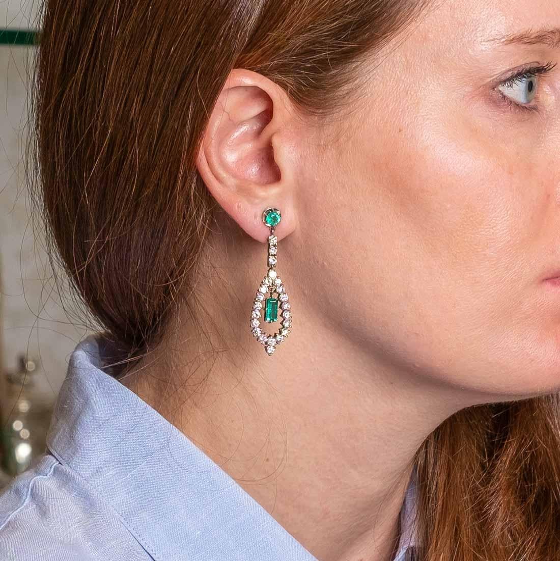 Pendant earrings with emeralds and diamonds In Good Condition For Sale In Milano, MI