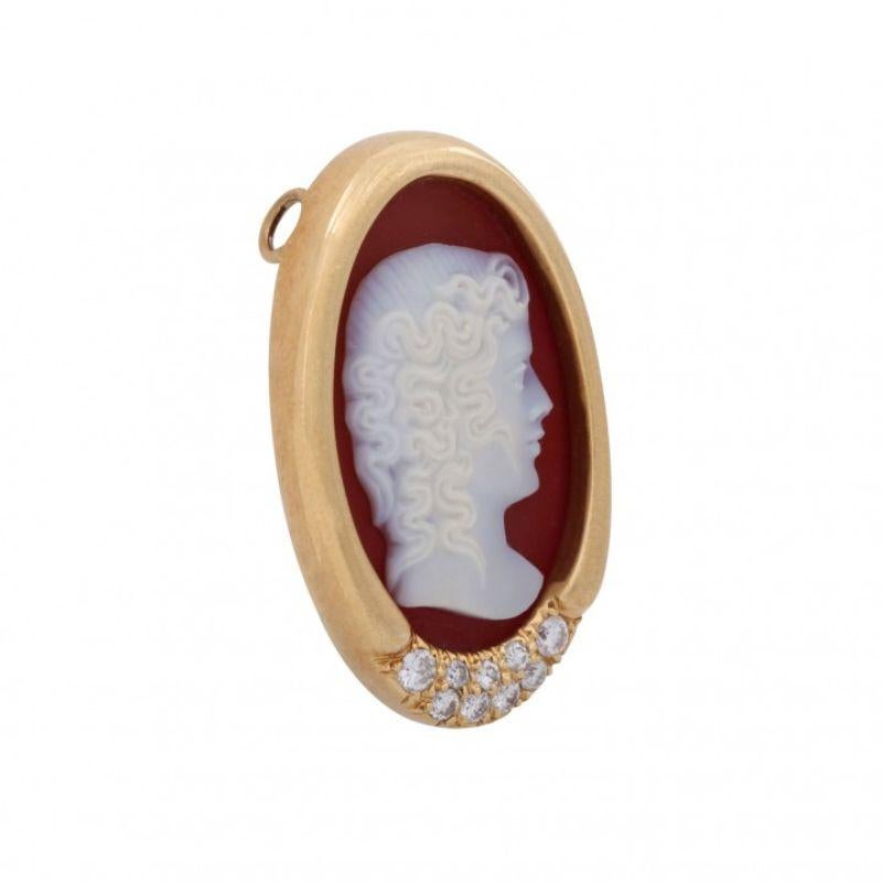 GG 18 K. High-quality goldsmith work.

Pendant with a fine agate cameo and brill. cut diamonds approx. 0.35 ct. WHITE H/SI. Yellow gold 18K. High quality craftsmenship.