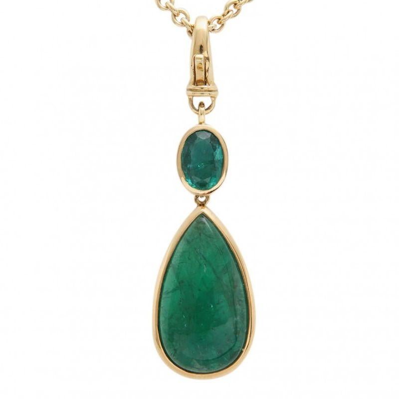 Pendant, especially with 1 emerald cabochón teardrop 19.17 cts. and 1 oval faceted emerald of 2.11 ct. in fine green. GG 18 K. Carabiner clasp. High-quality goldsmith work.
