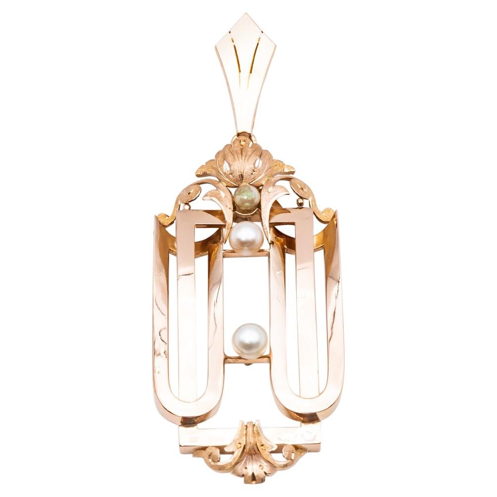Discover this magnificent 18-carat rose gold pendant, a truly exceptional piece of jewelry that will add a touch of sophistication to your collection. This antique pendant has a timeless allure and is distinguished by its refined design.

The