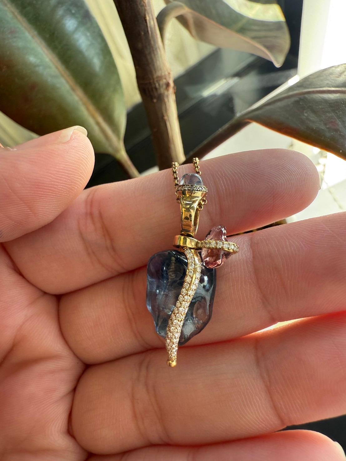Or jaune 18 carats, diamant blanc, plusieurs saphirs et saphirs bleus en vente 9