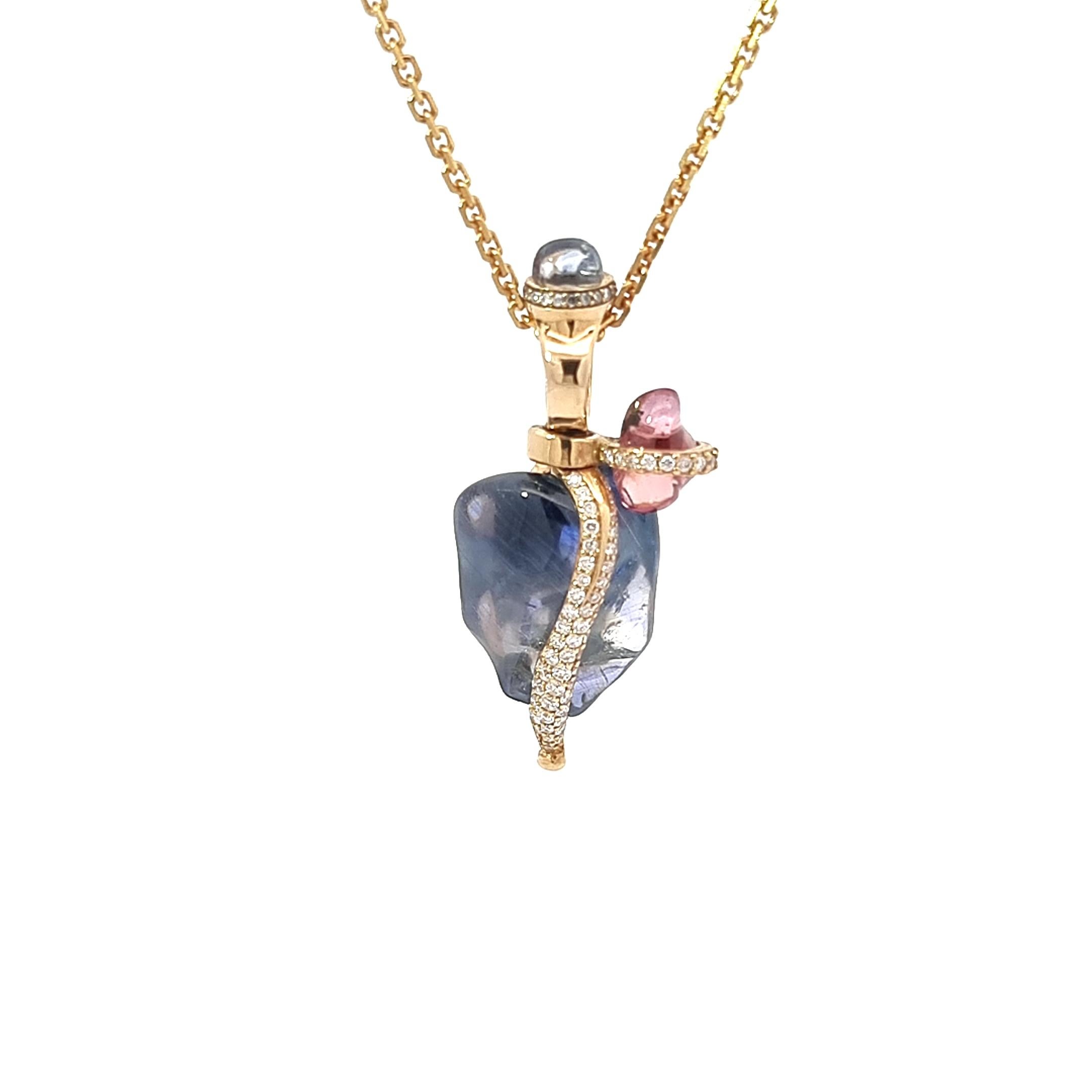 Collectional de VOTIVE.

Découvrez la quintessence de l'individualité au sein de la Collection Sal de VOTIVE avec ce pendentif en or jaune 18 carats. Chaque pièce de cette collection est un chef-d'œuvre exclusif, taillé de manière unique dans les