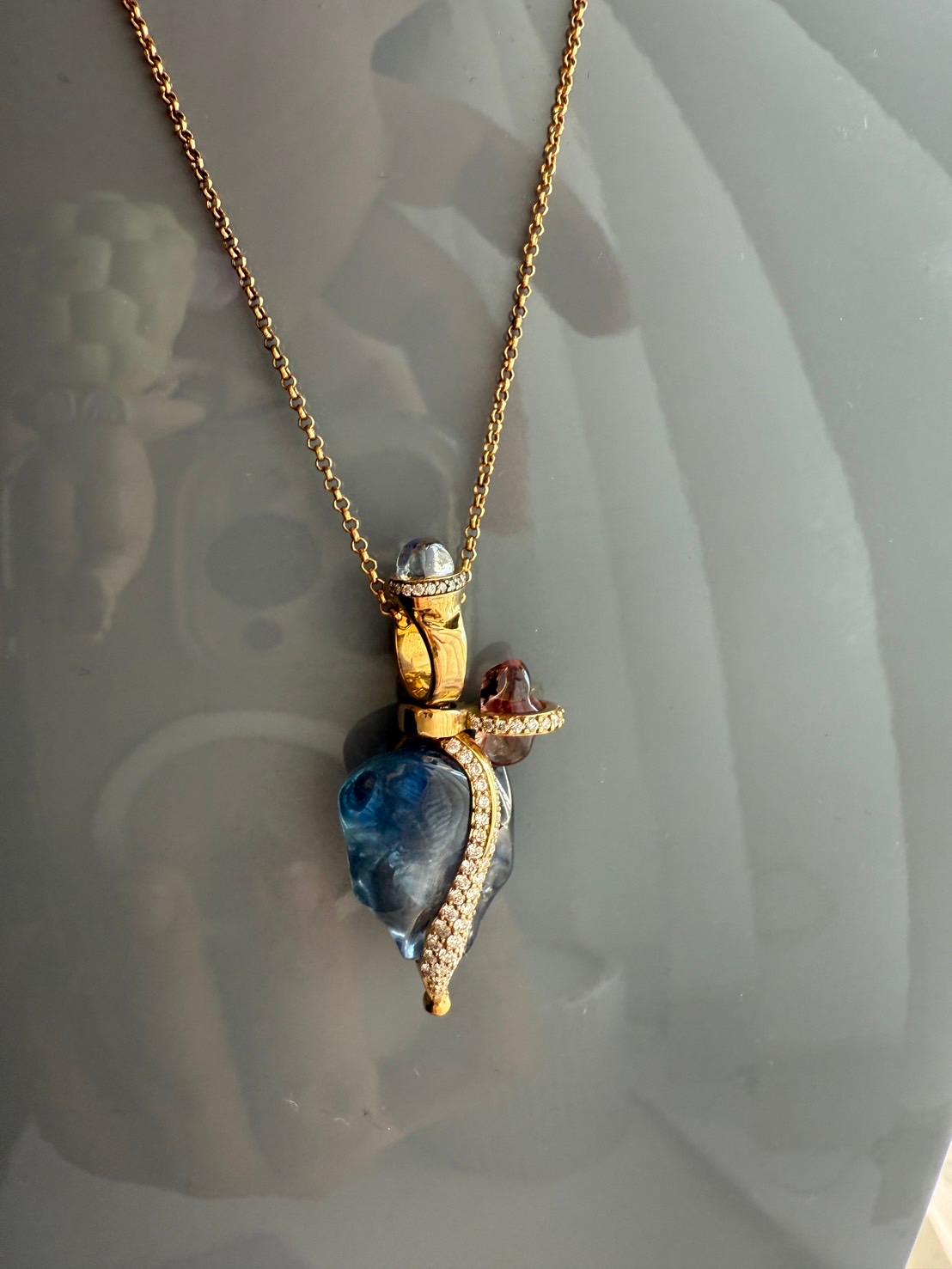 Or jaune 18 carats, diamant blanc, plusieurs saphirs et saphirs bleus en vente 2
