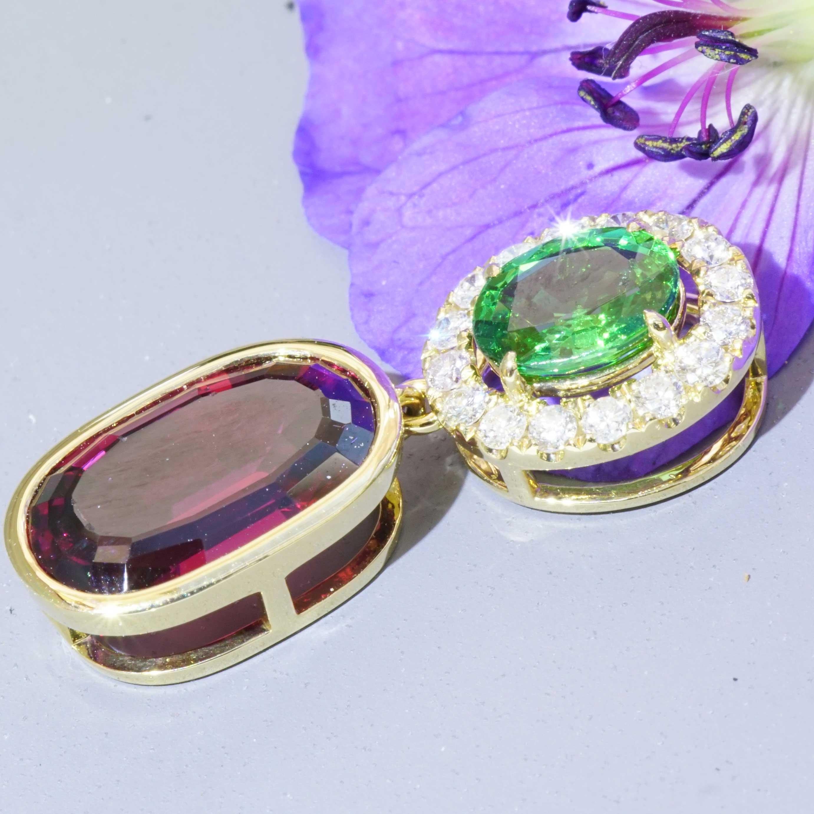 la perfetta combinazione viola-verde ed entrambe le gemme sono granati fantastico ciondolo, una raffinata tsavorite (granato verde) di circa 1,05 ct, AAA+, brillantezza molto buona, distribuzione del colore molto buona, pulito, taglio ovale, una