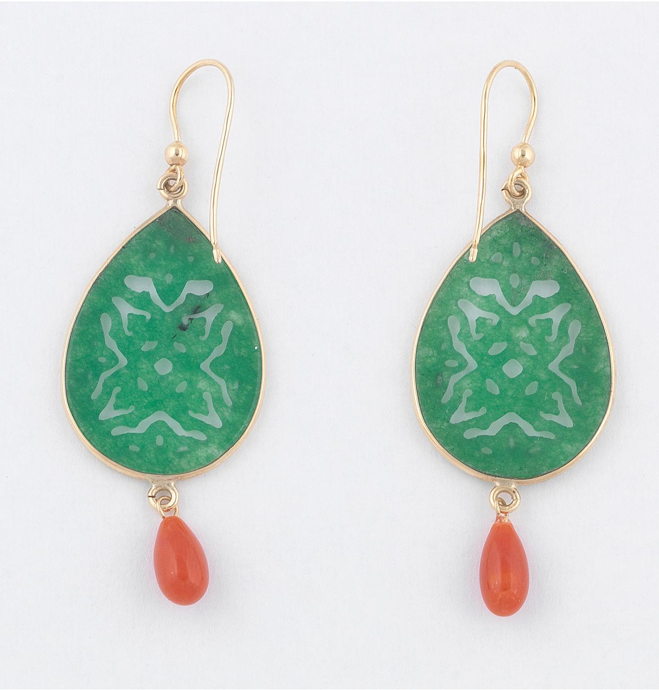 Long earrings in 18kt yellow gold with coral and jade
Lenght: 3,7cm
Weight : 4,5gr.
