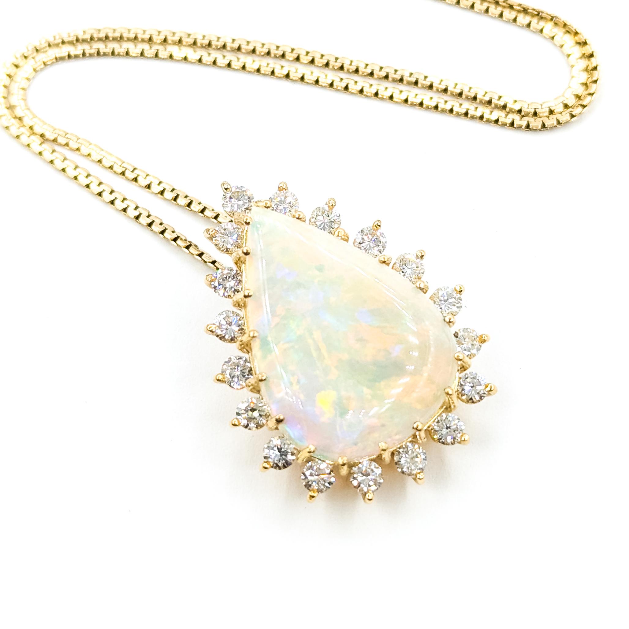 Contemporain Collier pendentif Halo en or jaune 14k avec opale australienne et diamant en vente