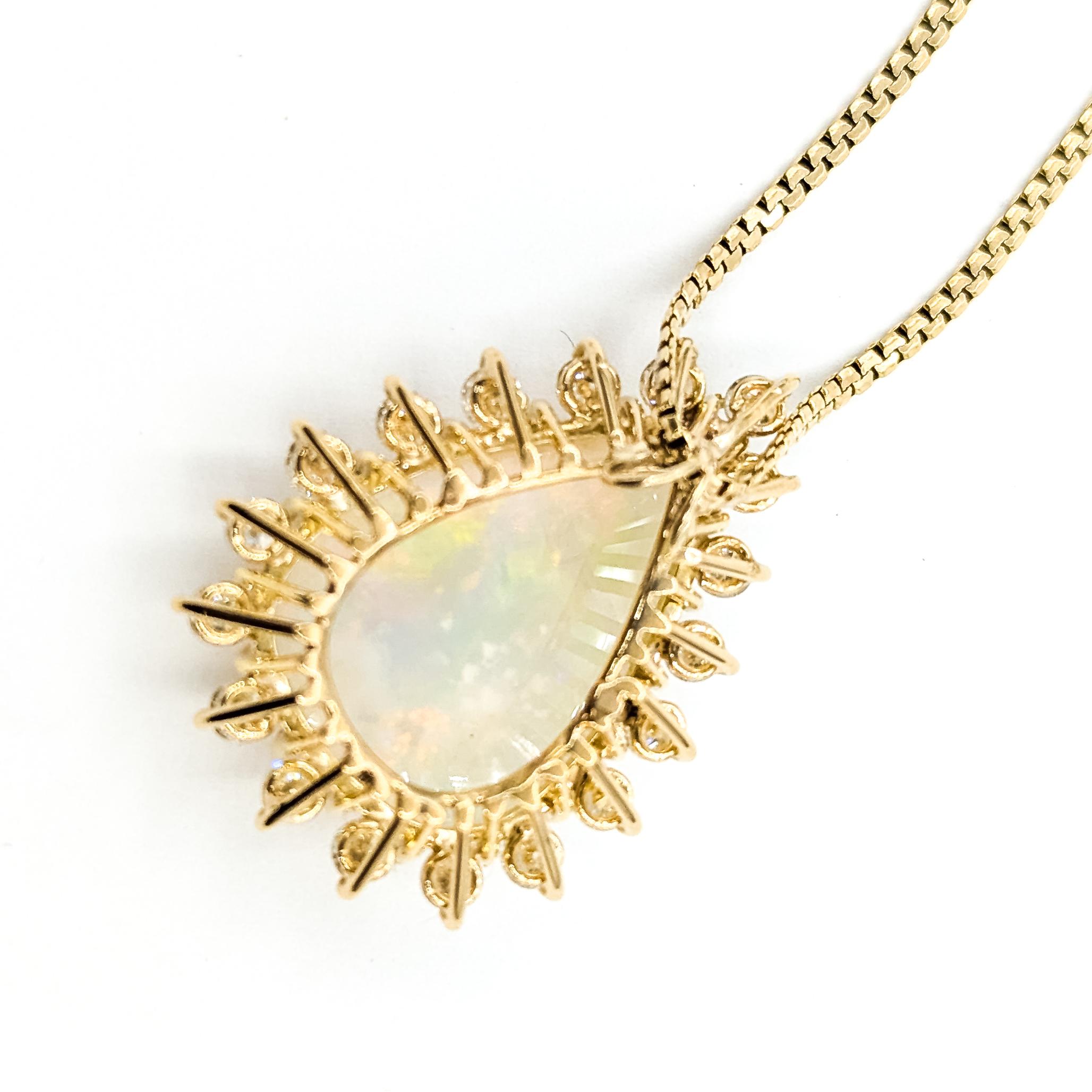 Collier pendentif Halo en or jaune 14k avec opale australienne et diamant Pour femmes en vente