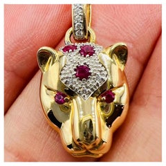 Colgante de oro de 18 quilates engastado con rubíes y diamantes