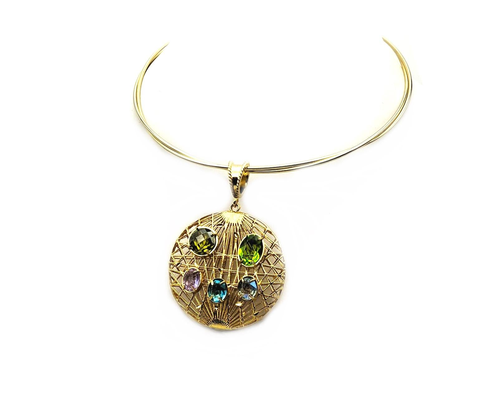Patrizia Daliana Pendant in 24kt gold-plated bronze, filigree workmanship. Glass, faceted crystals.
To fix the stones to our jewels, according to the Italian goldsmith tradition, we use the technique of setting with prongs, thus giving the object