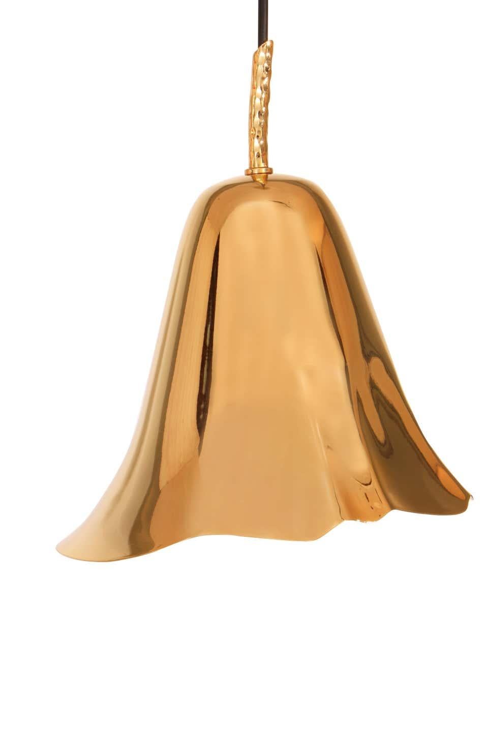 Pendant consists of a hand sculpted metal calla lily freely suspended from a single string.

Structure: Gold-plated brass with high gloss finish
Cable: 2 m / 78.7 in
Dimensions:
Height 9.45 in. (24 cm)
Width 7.88 in. (20 cm)
Depth 7.88 in.
