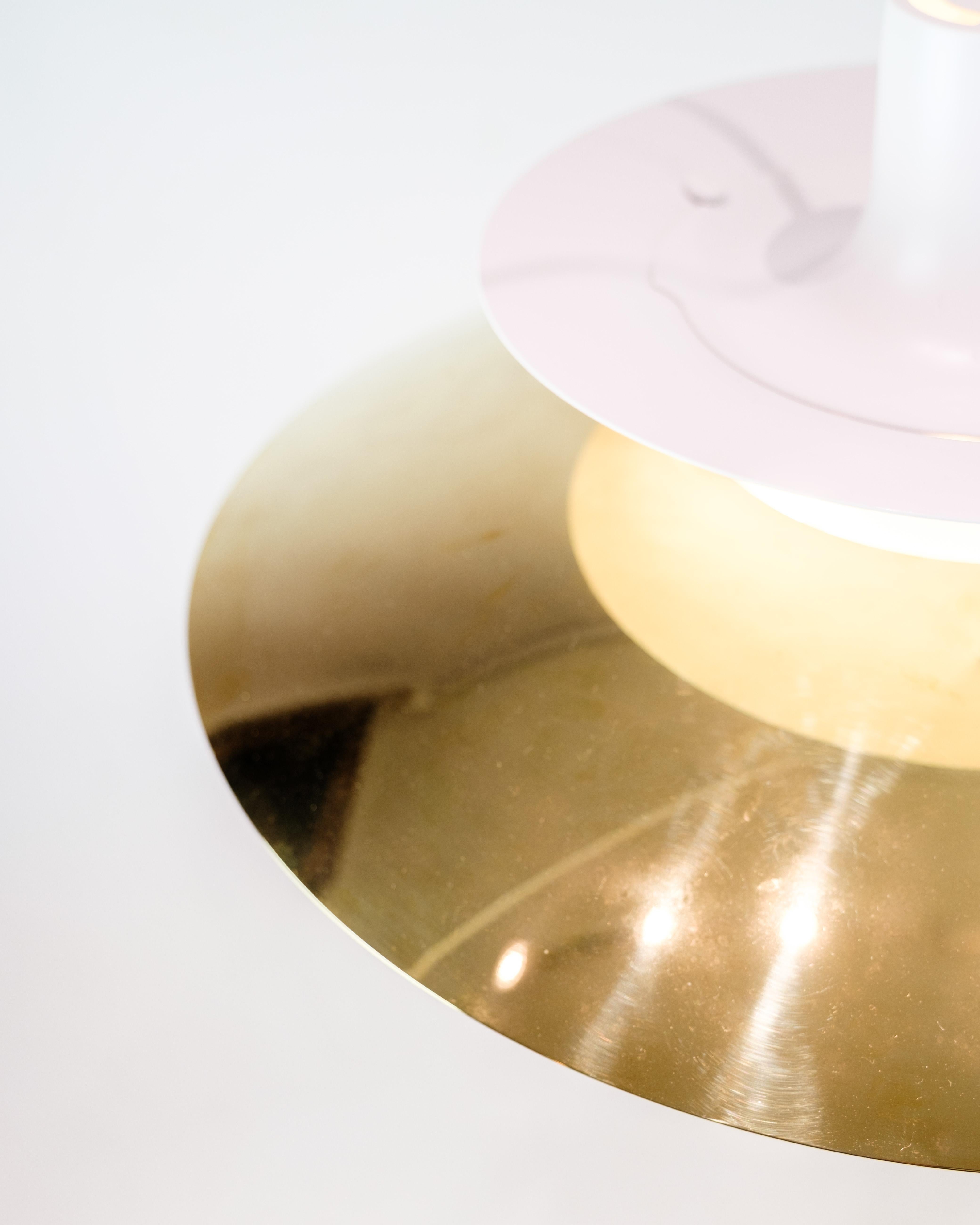 Lampe suspendue en laiton, modèle PH5 fabriquée par Louis Poulsen et dessinée par Poul Henningsen en 1958. Le design est très unique sur cette lampe, car elle émet une lumière chaude non éblouissante, idéale notamment au-dessus de la table à manger.