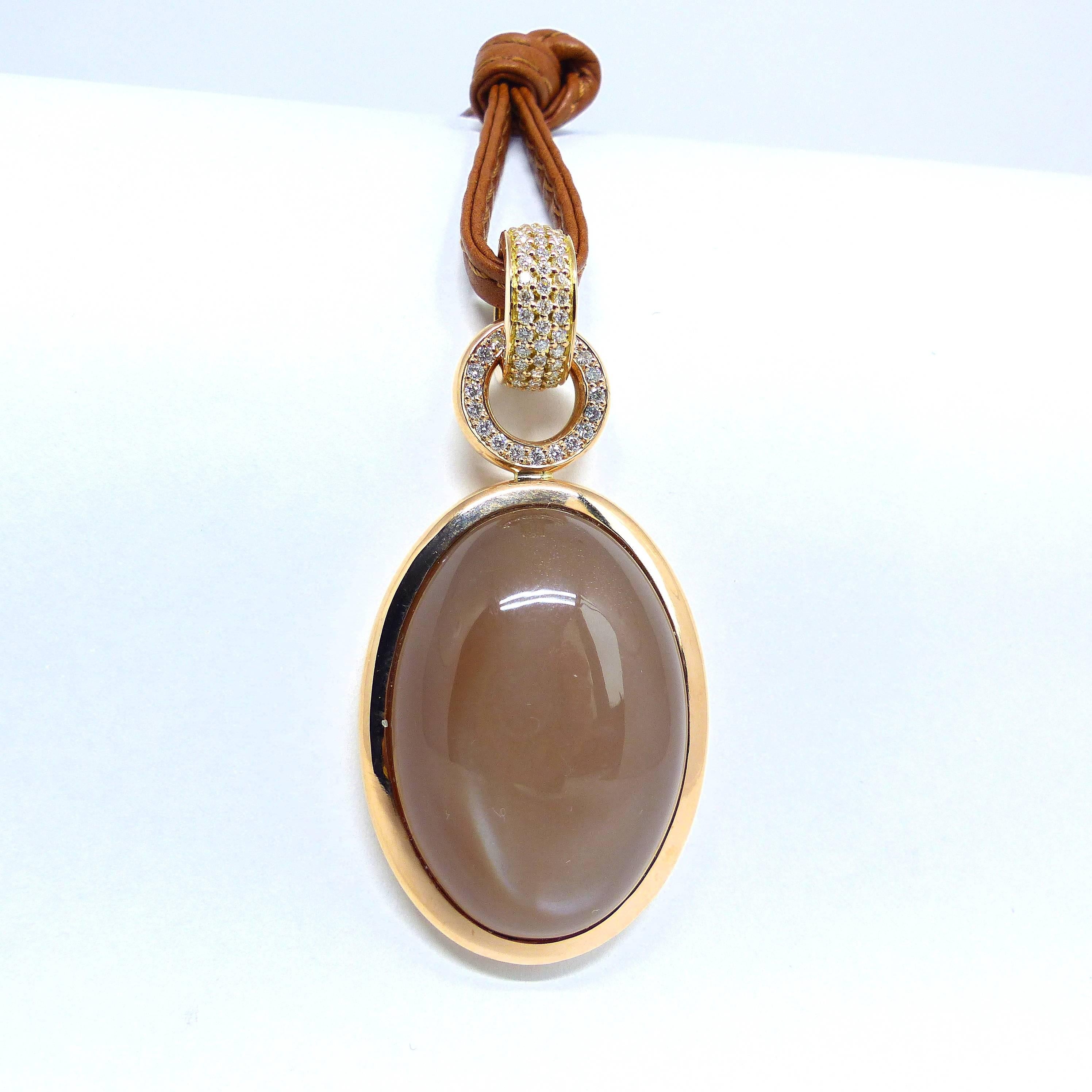 Thomas Leyser est réputé pour ses créations de bijoux contemporains utilisant des pierres précieuses de couleur et des diamants. 

Ce pendentif en or rouge 18k est serti d'une fine pierre de lune ovale brune Cabouchon 66,03ct. de première qualité
